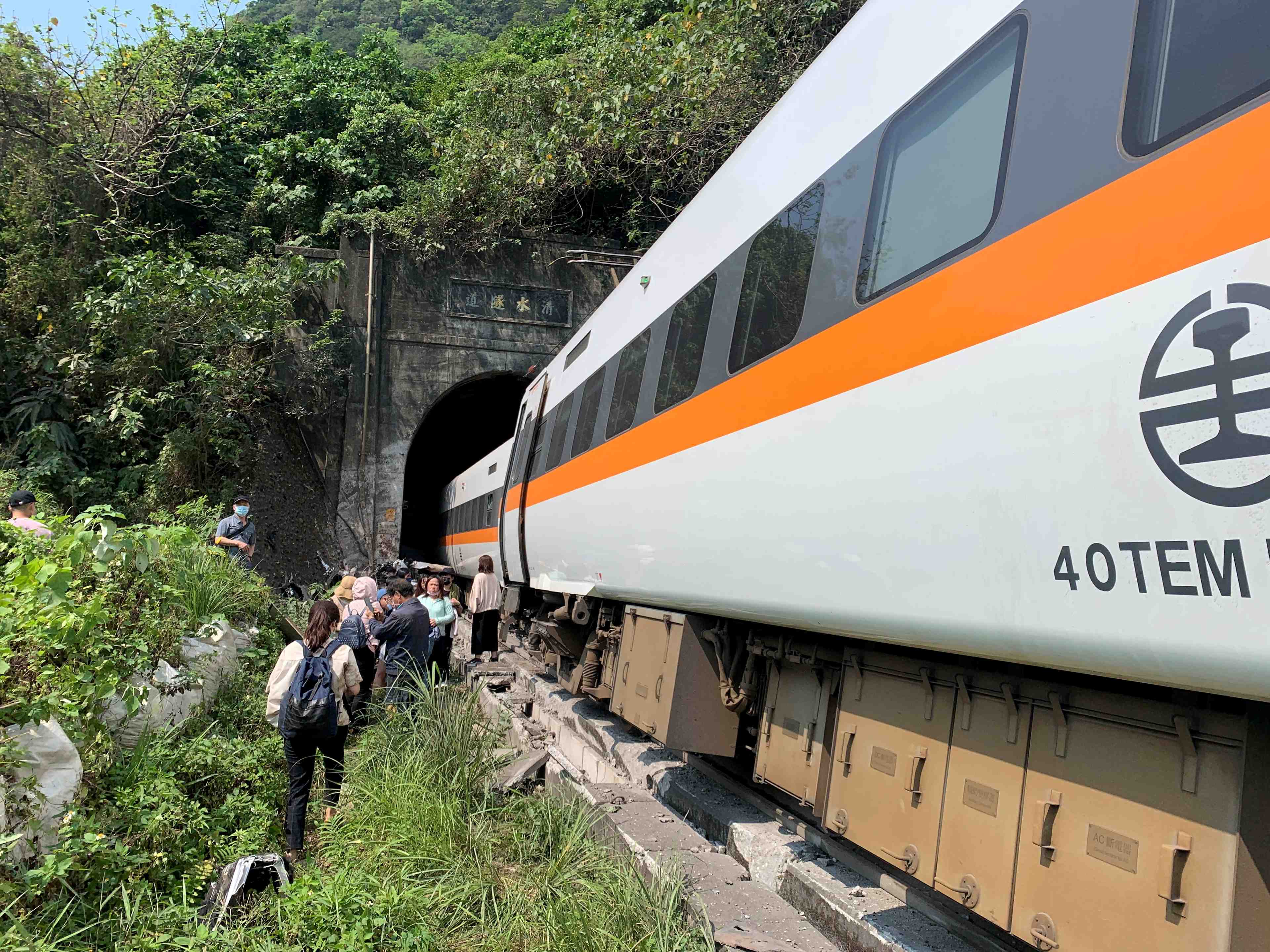 Au moins 36 morts dans le deraillement d'un train a taiwan