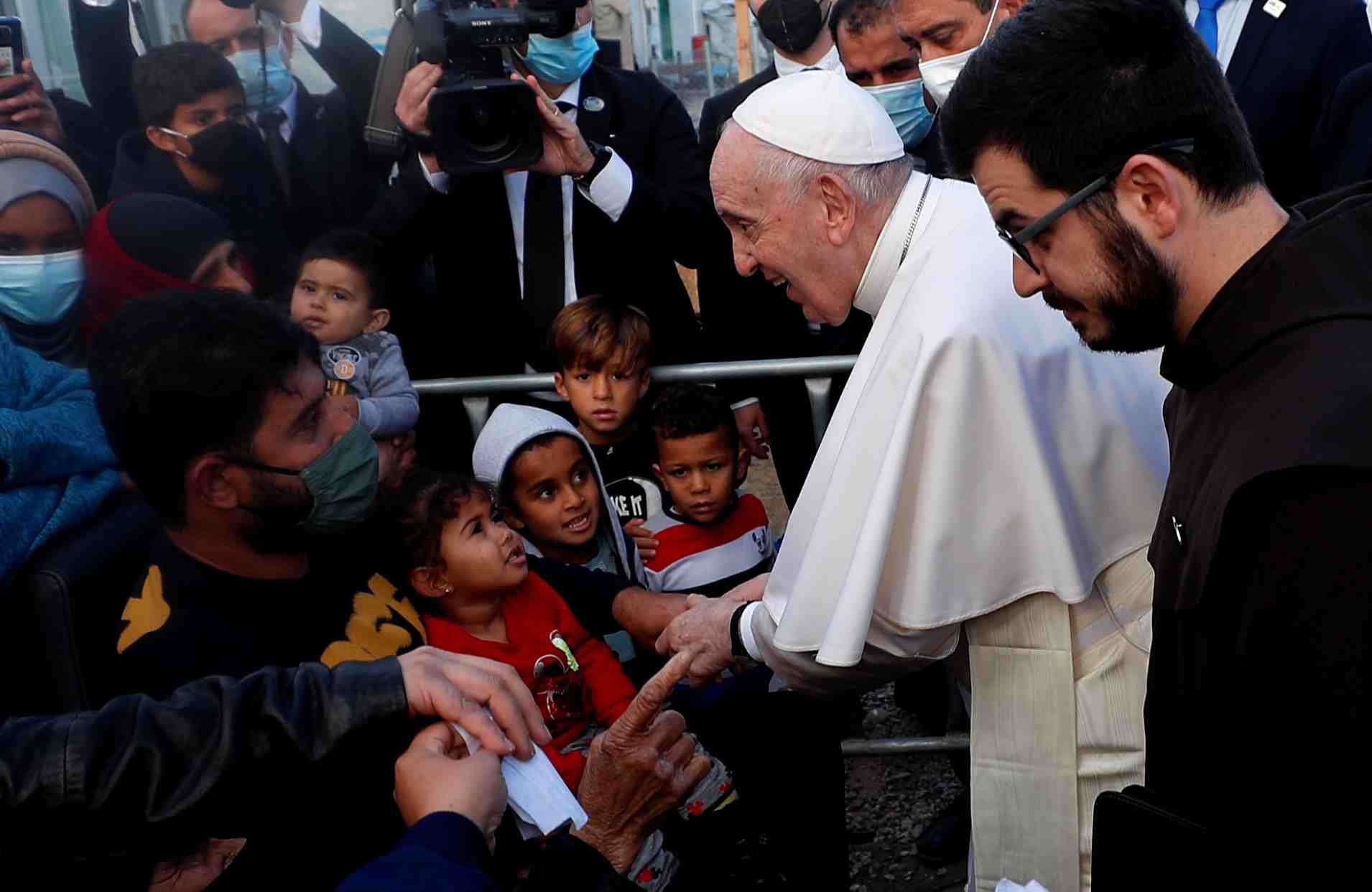 Le pape visite un camp de migrants sur l'ile grecque de lesbos
