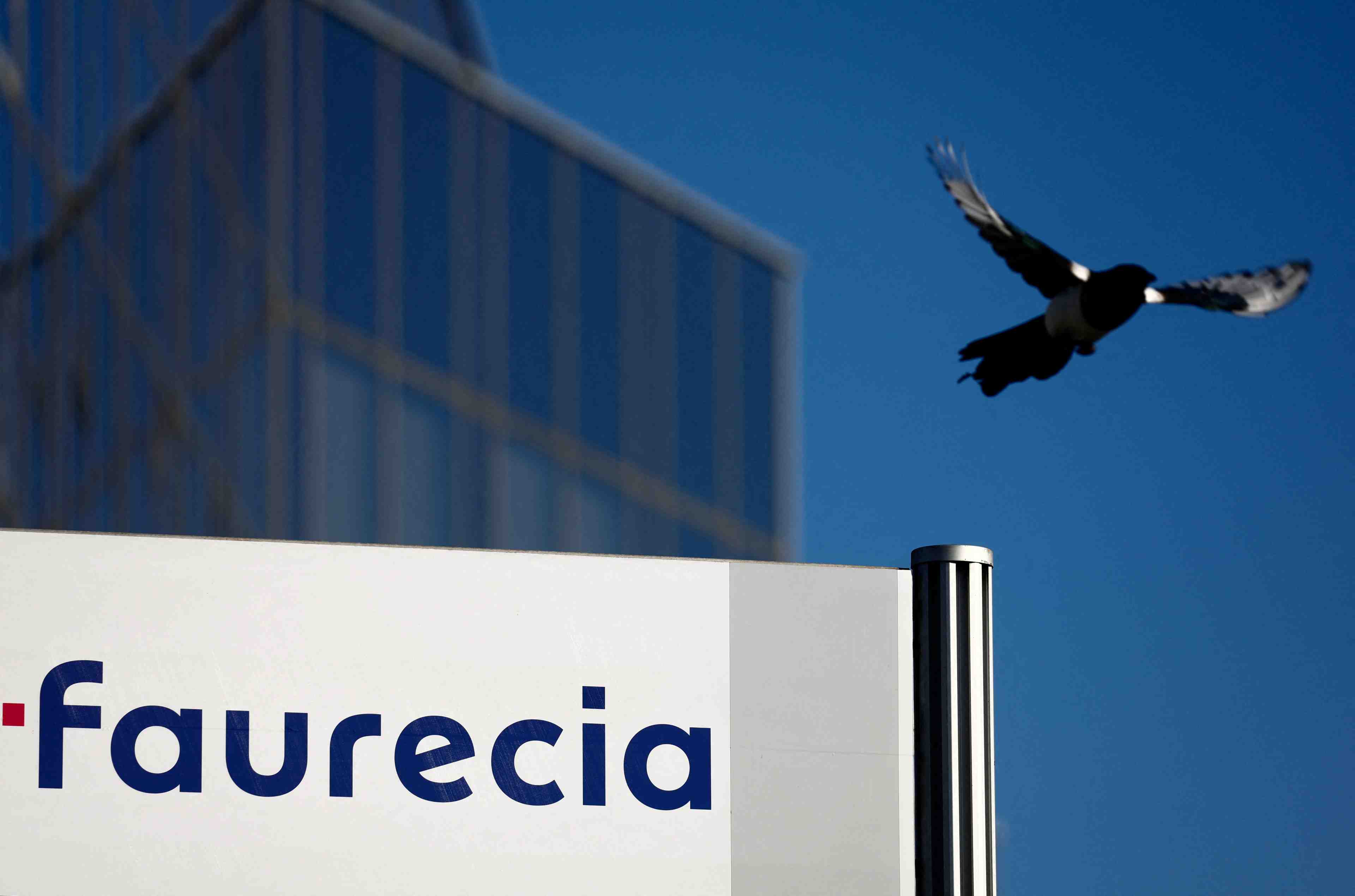 Forvia, ne du mariage faurecia-hella, vise plus de synergies que prevu