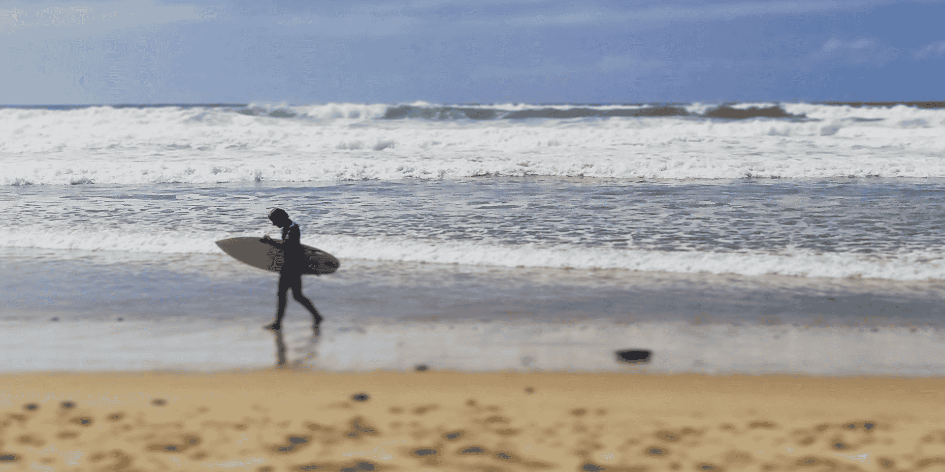 Surfeur sur la plage de Lacanau