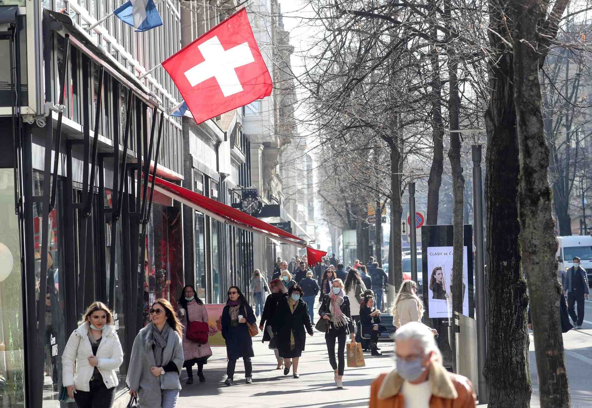 Des personnes se promenent dans la bahnhofstrasse a zurich