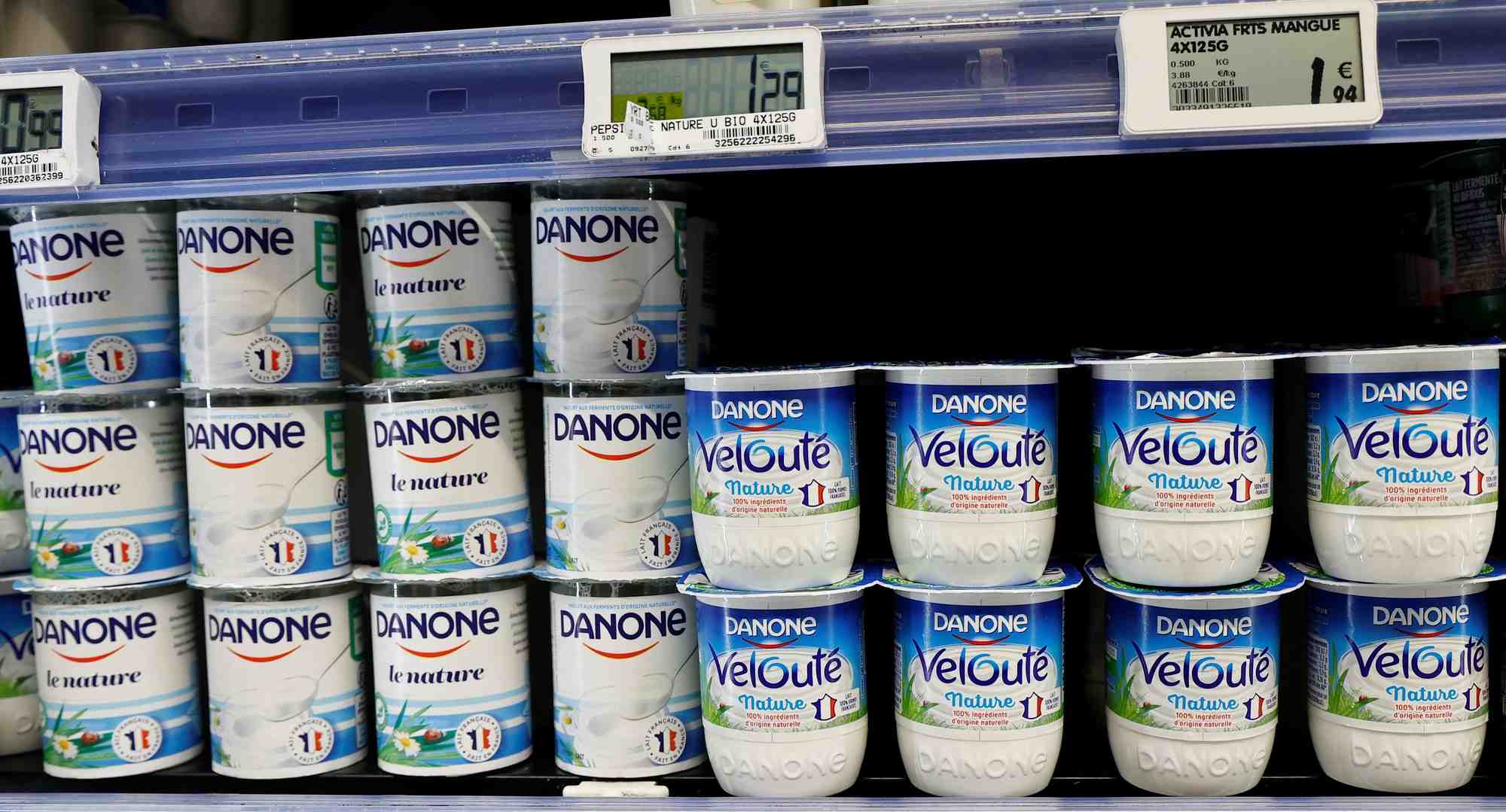 Des produits laitiers dans un supermarche a nice