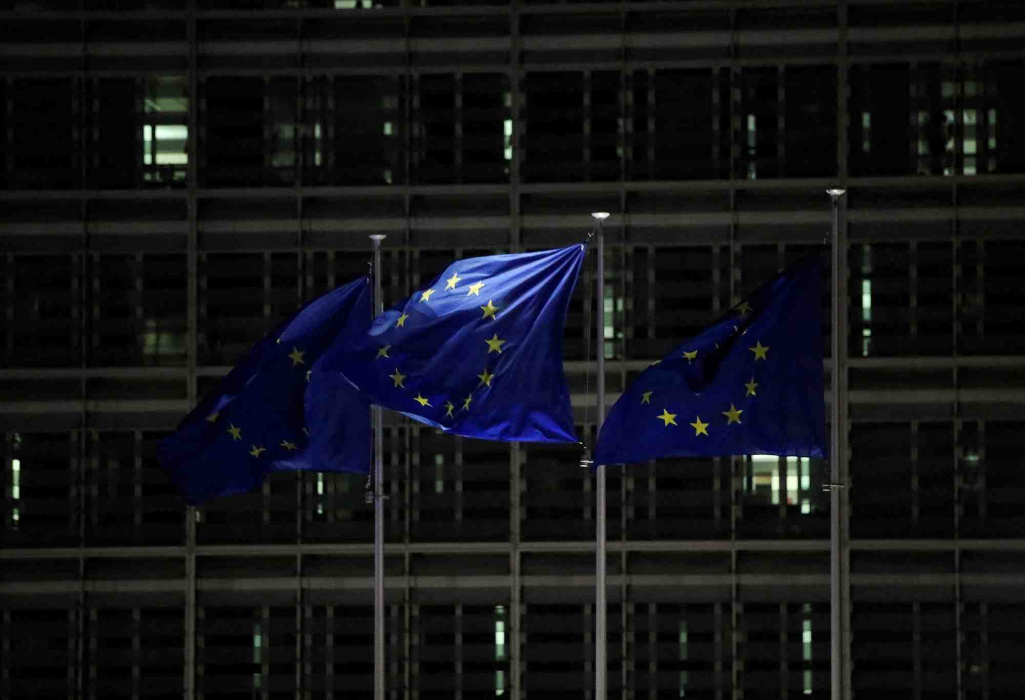 Les drapeaux de l'ue flottent devant le siege de la commission europeenne a bruxelles