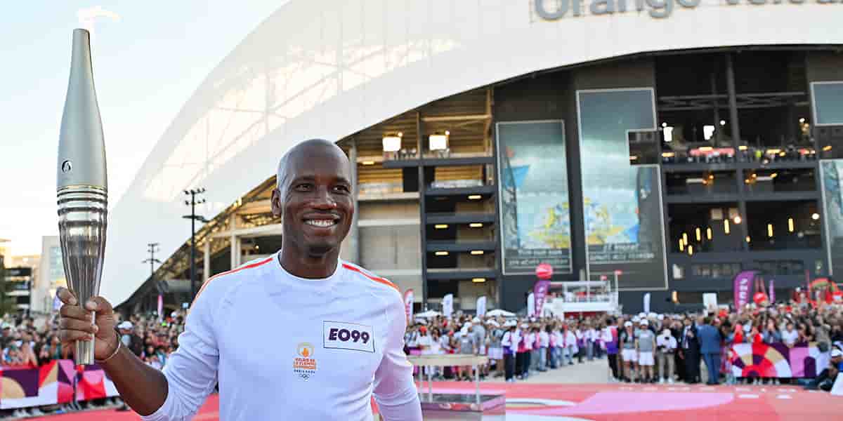 Le footballeur Didier Drogba tenant la flamme olympique à Marseille, le 9 mai.