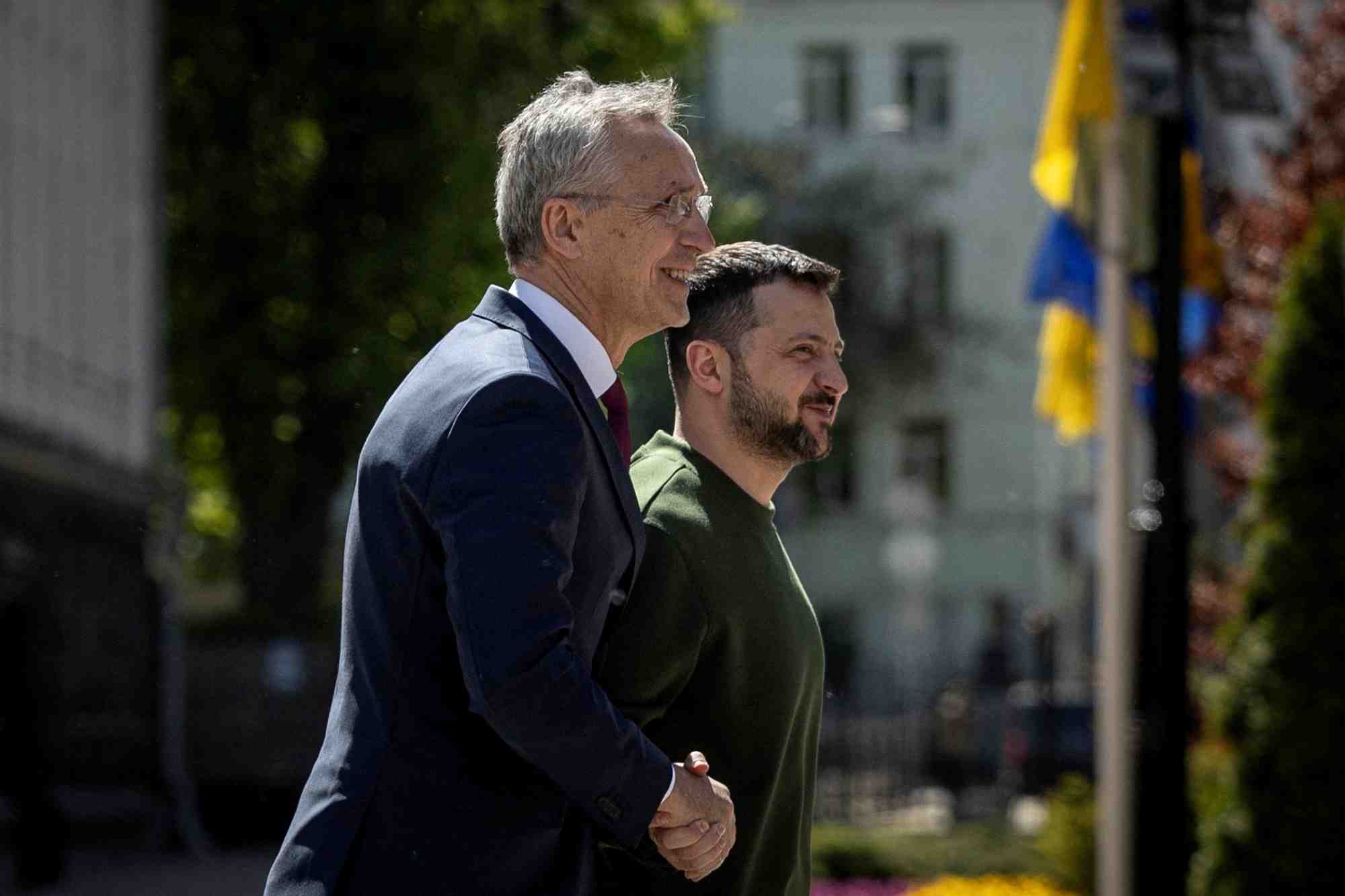 Le president de l'ukraine, volodimir zelensky, et le secretaire general de l'otan, jens stoltenberg, participent a une conference de presse a kyiv