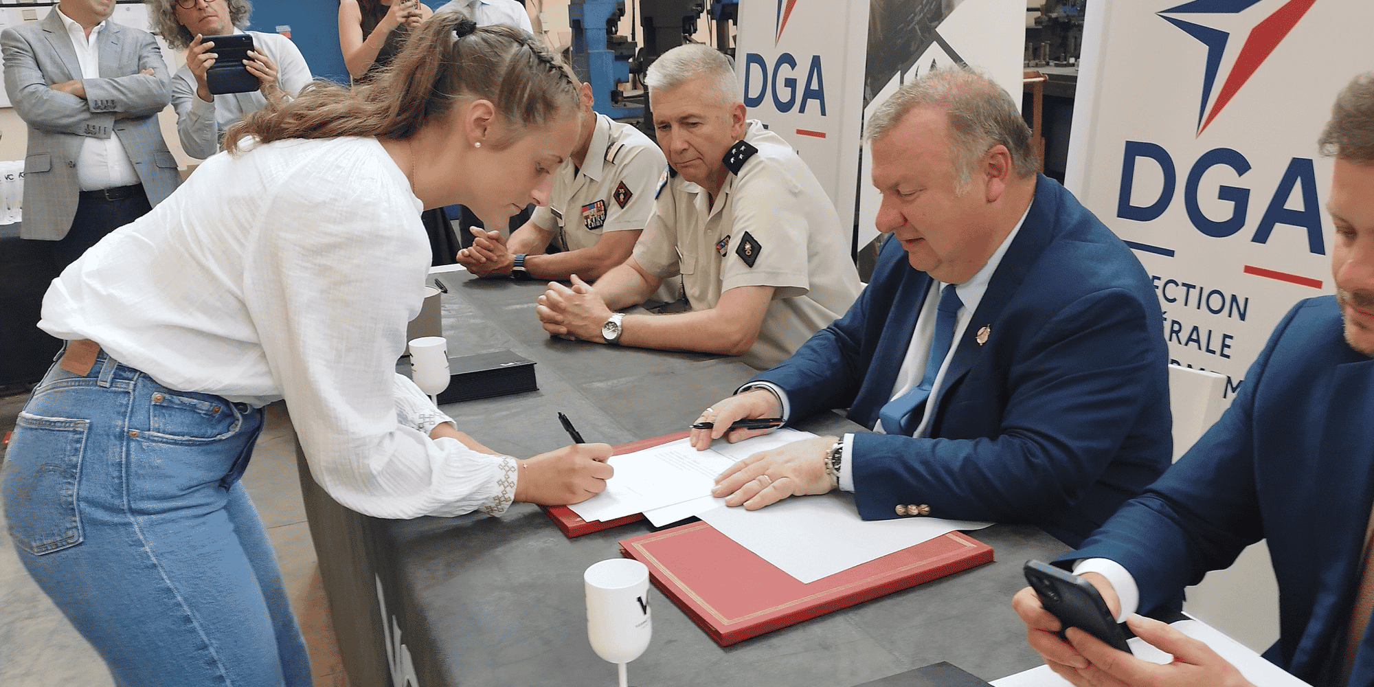 Les premiers réservistes ont signé avec Emmanuel Chiva, délégué général de l'Armement.