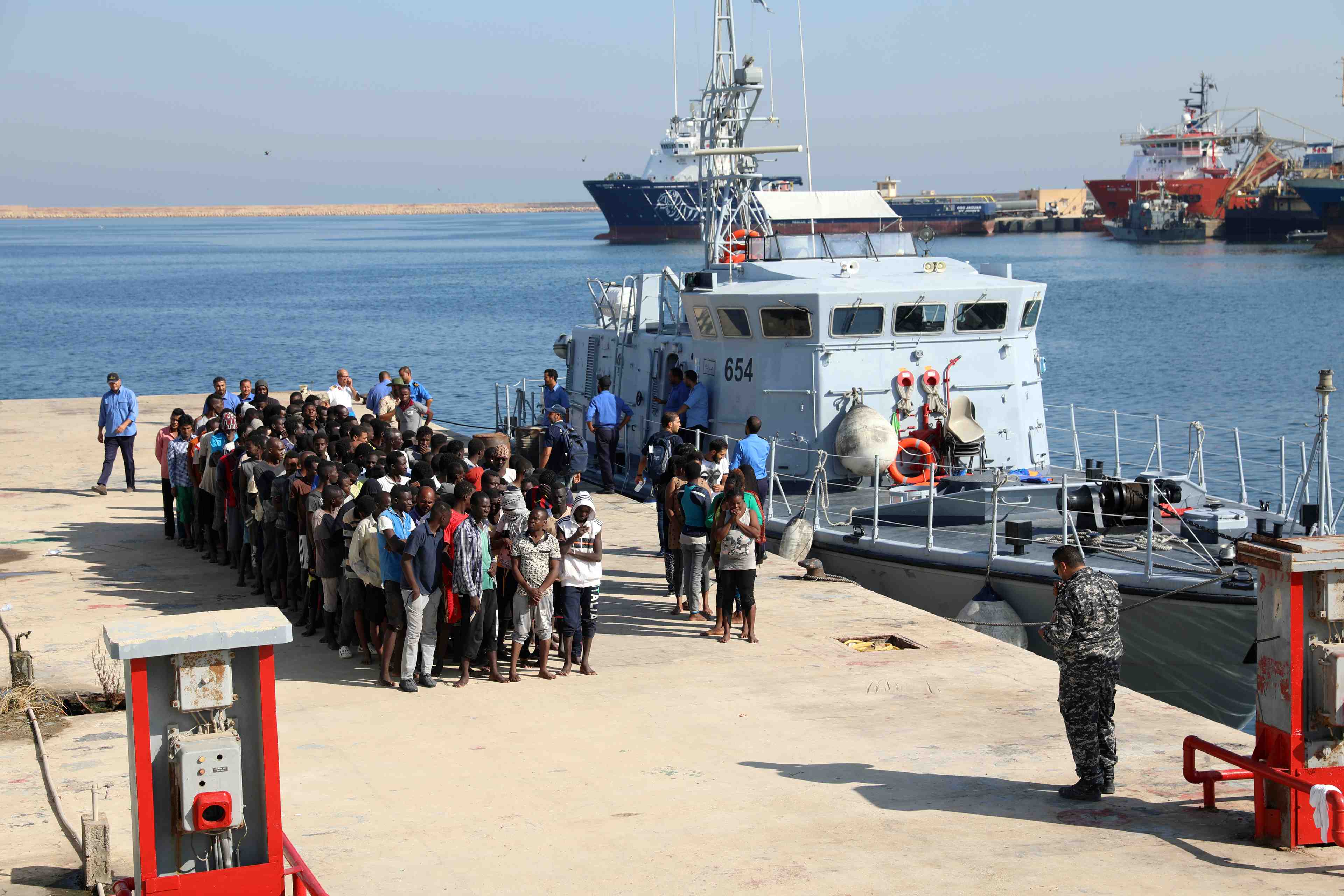 La garde-cotes libyenne secourt 300 migrants au large de tripoli