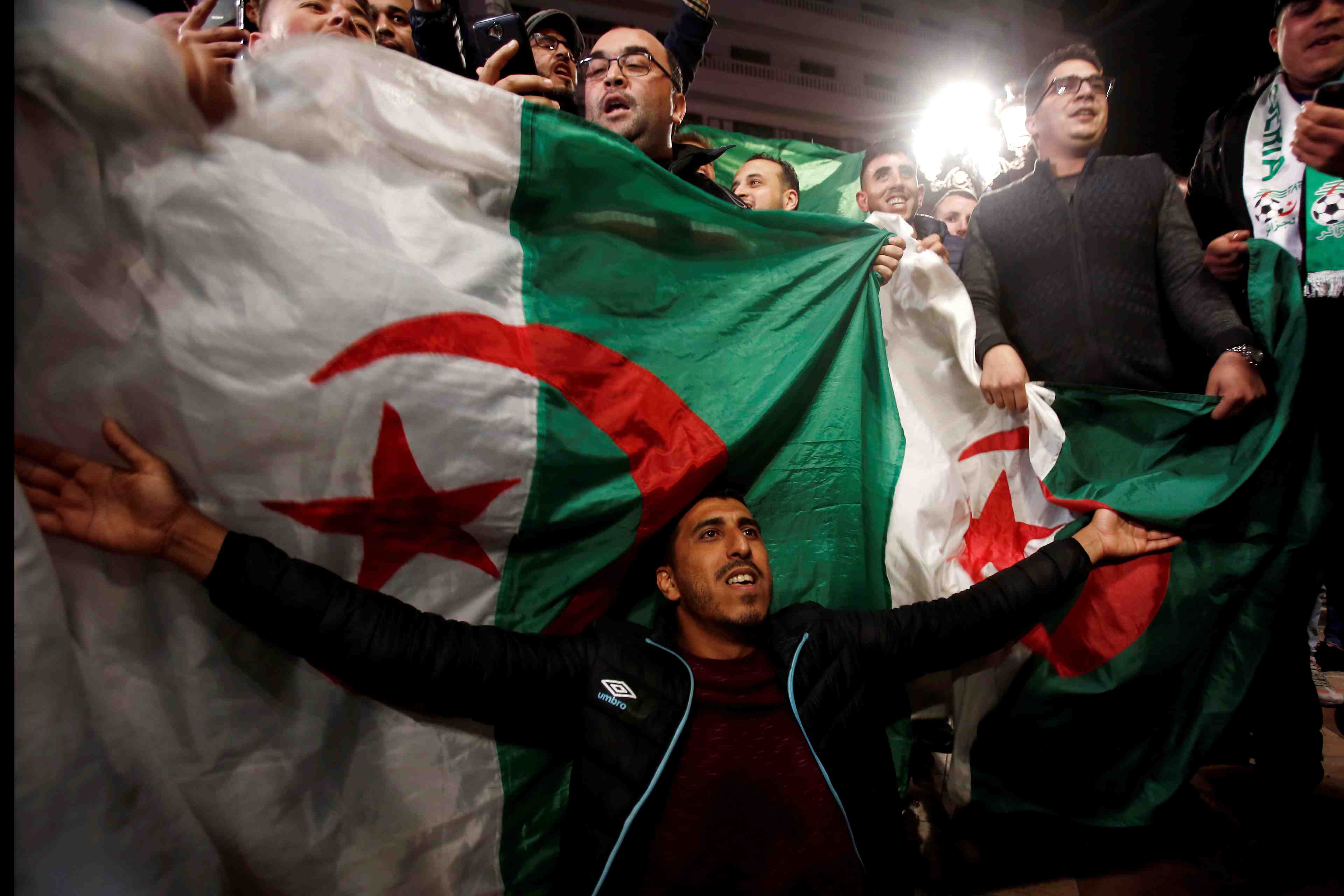 Algerie: pour les manifestants, le depart de bouteflika ne suffit pas
