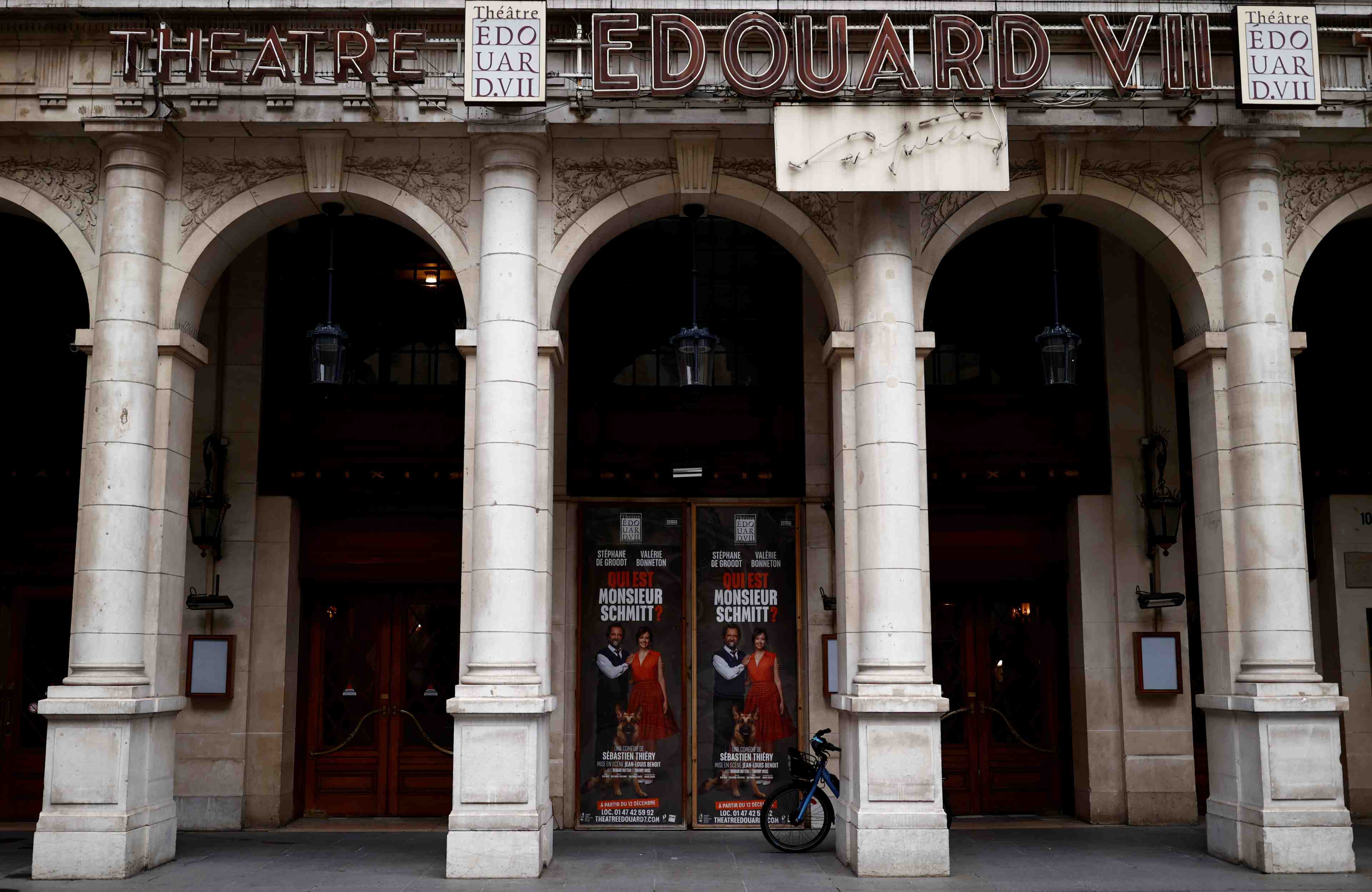 Des lieux de culture pourraient rouvrir a la mi-mai, dit macron