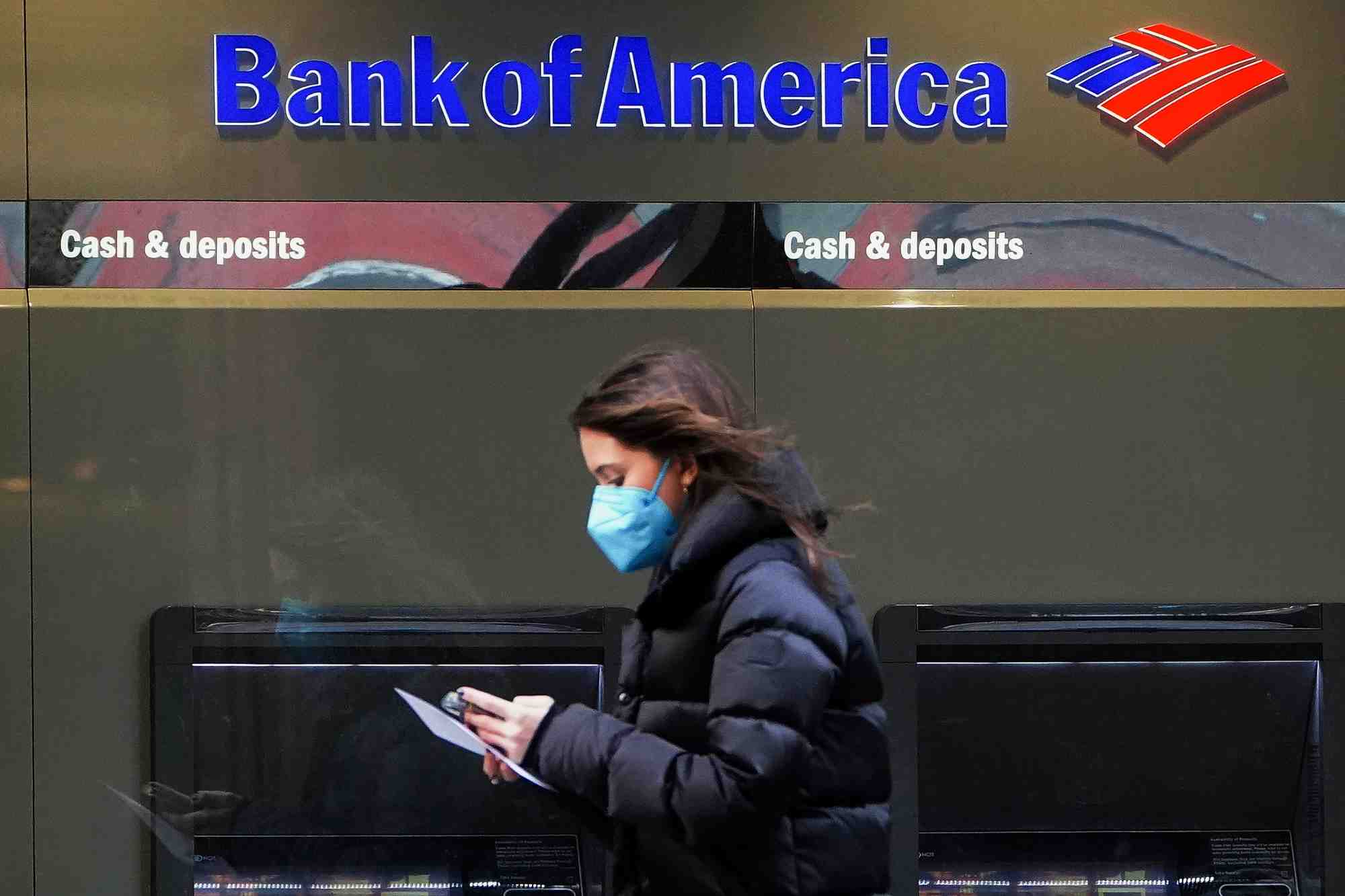 Photo d'archives d'une femme passant devant une enseigne de bank of america