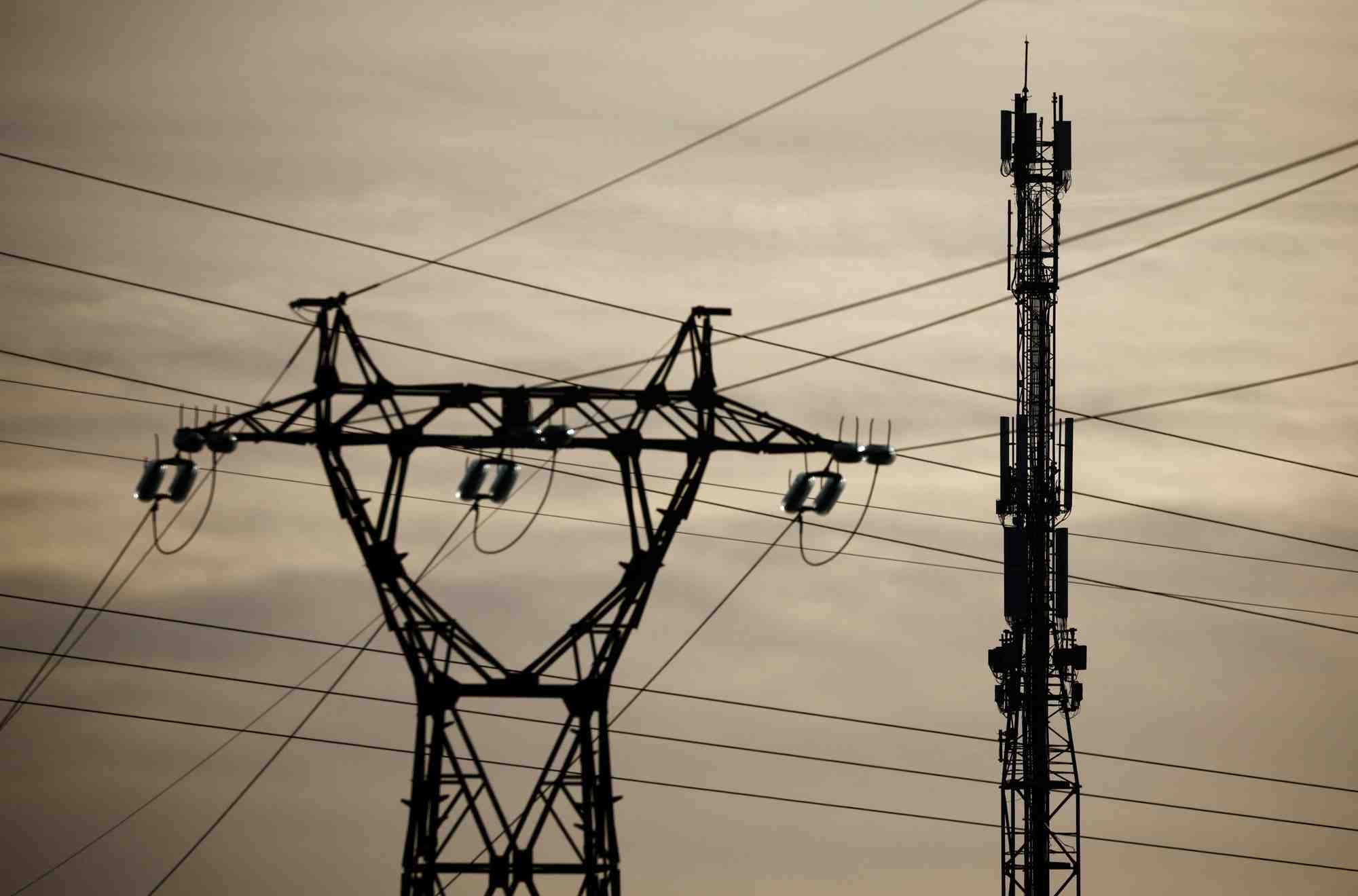 Des lignes electriques a reze pres de nantes, france