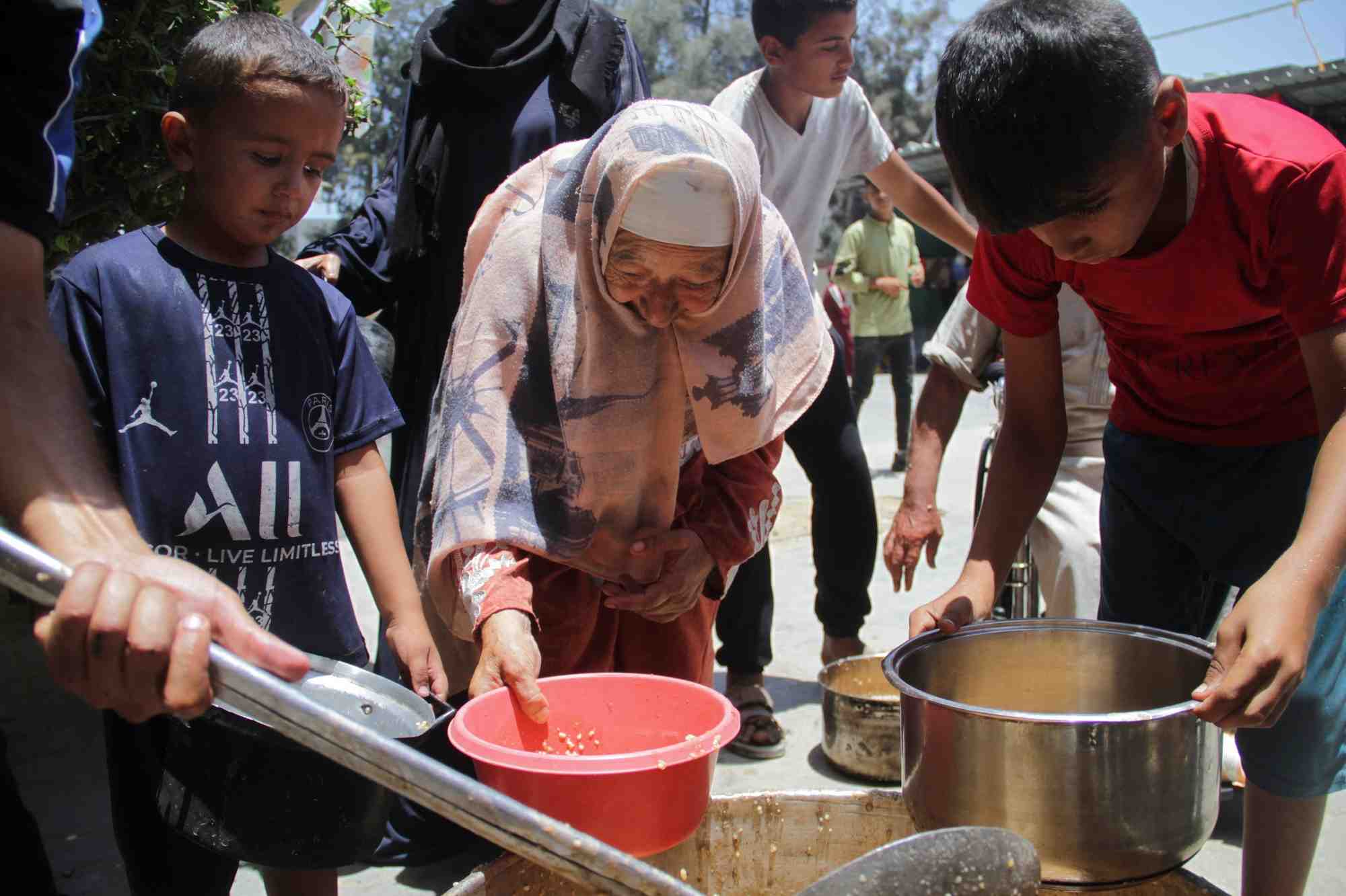 Des palestiniens dans le camp de jabalia, dans le nord de la bande de gaza