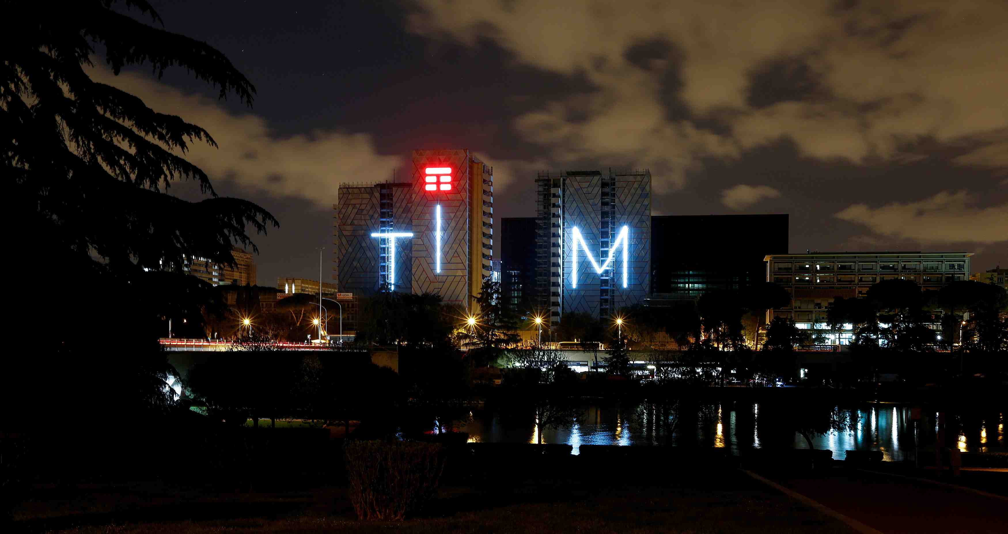 Vivendi pret a discuter d'une prise de controle par rome du reseau fixe de tim