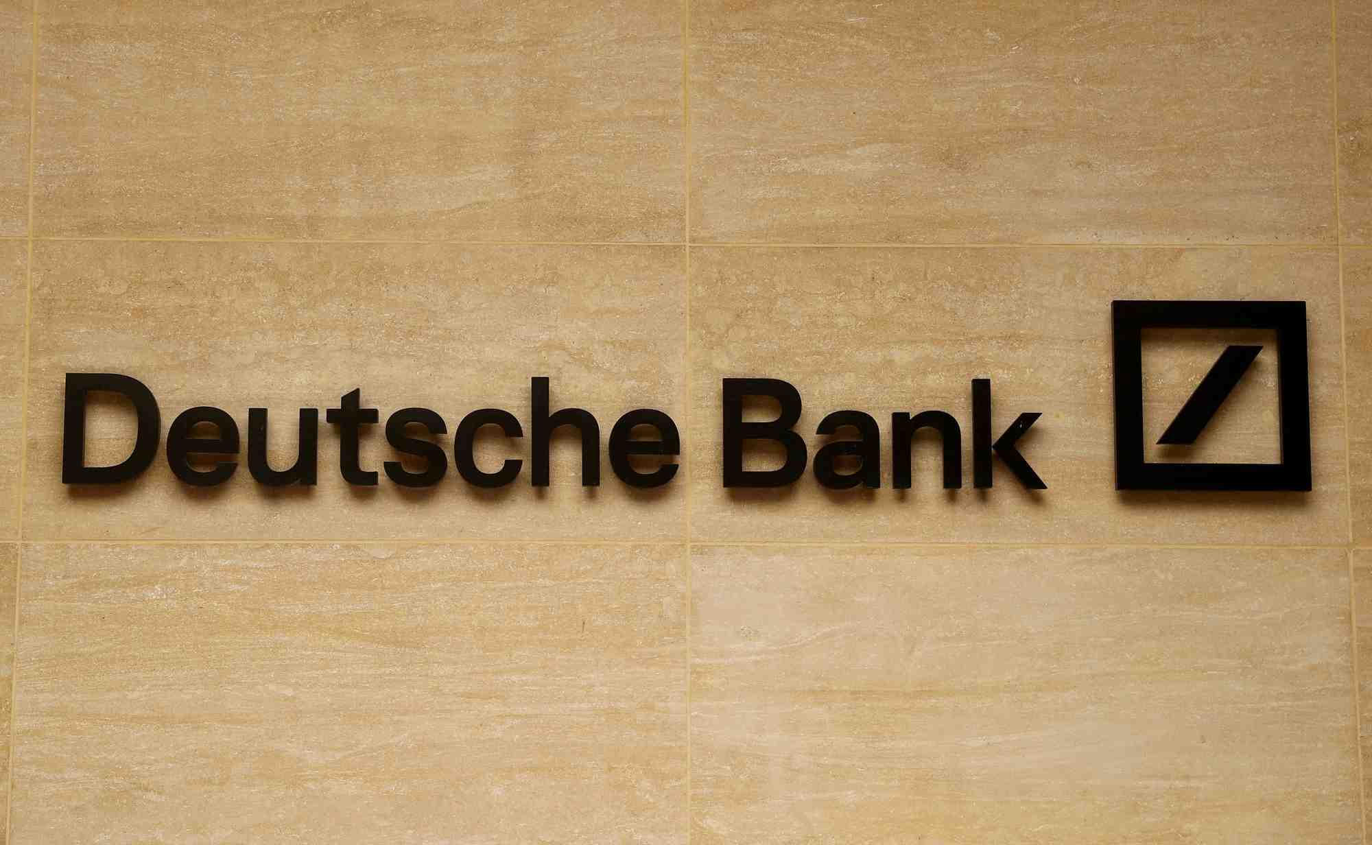 Le logo de deutsche bank sur un immeuble a londres, en grande-bretagne