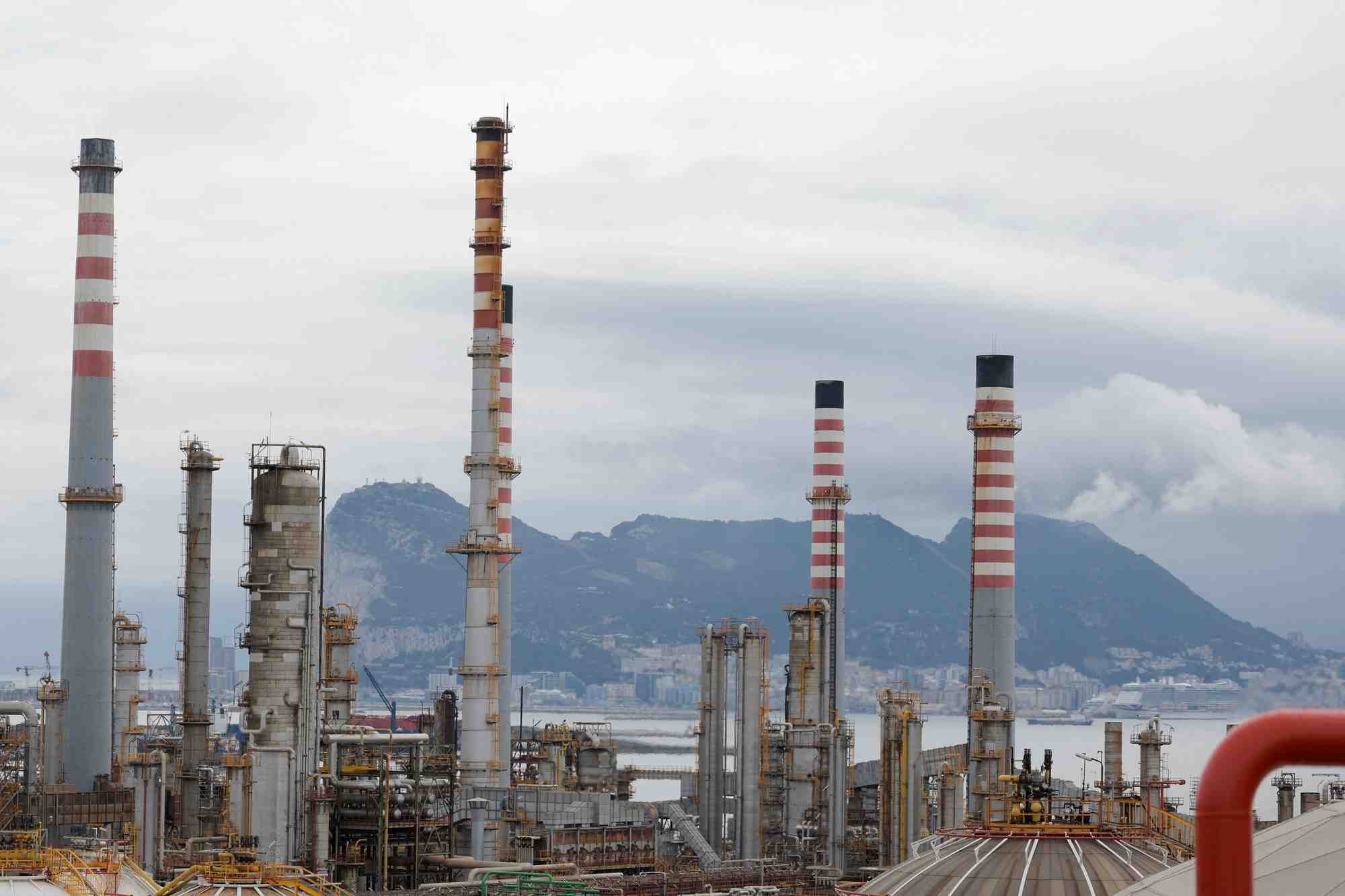 Une usine d'hydrogene vert au cepsa energy park a san roque, en espagne