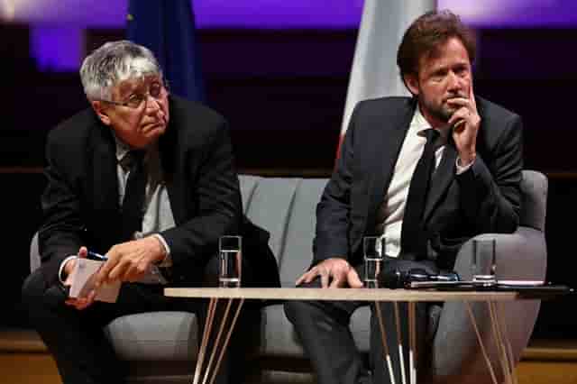 Eric Coquerel (LFI) et Boris Vallaud (PS) lors des auditions du Medef.