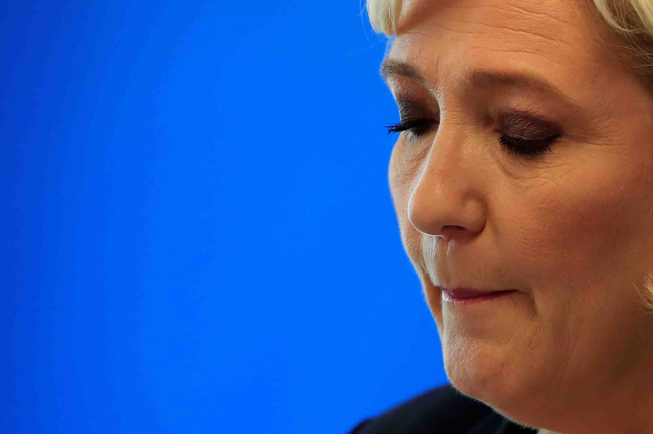 Conspuee dans un village du var, le pen denonce "des militants"