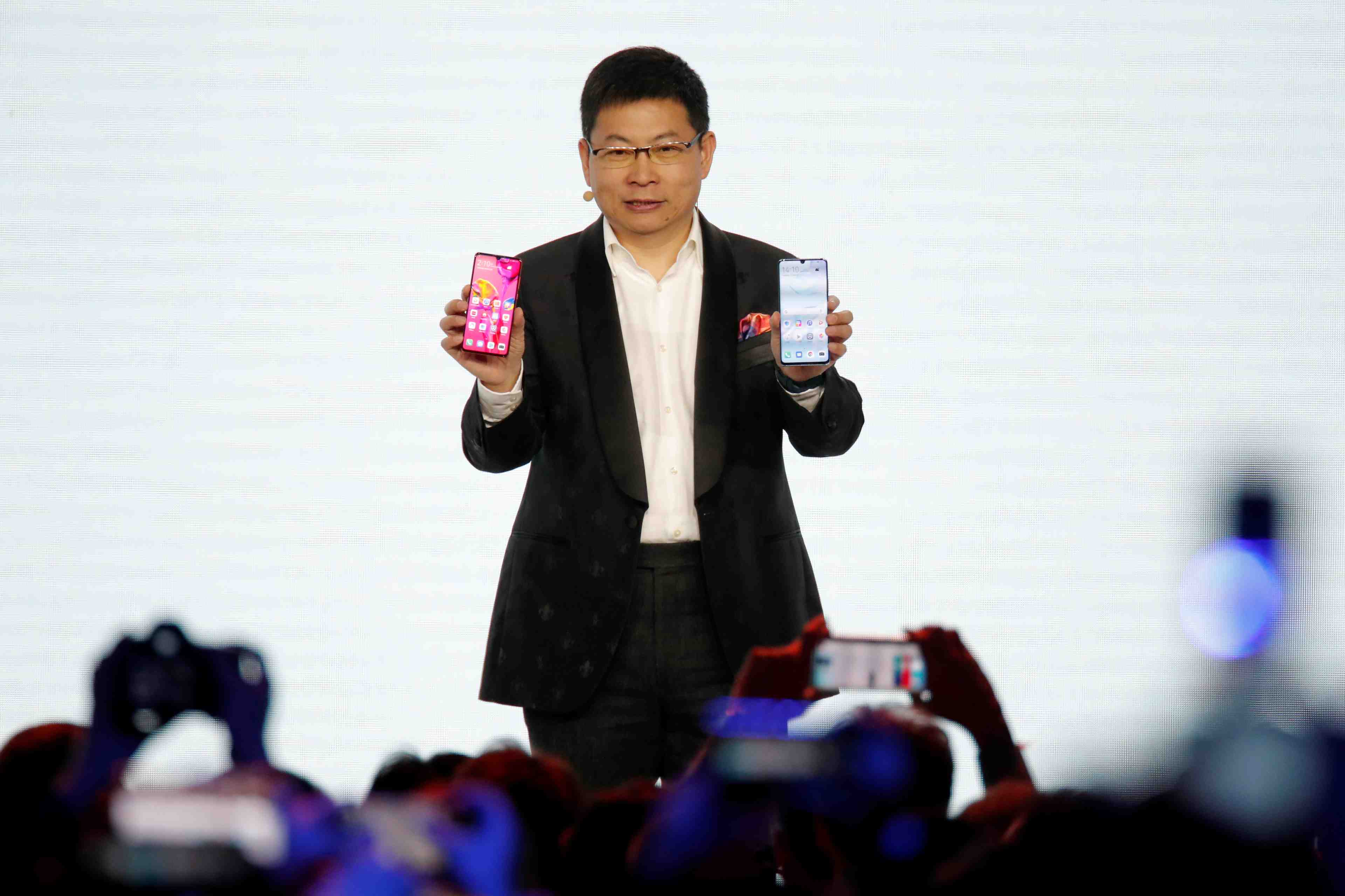 Huawei presente son nouveau smartphone a paris malgre les soupcons