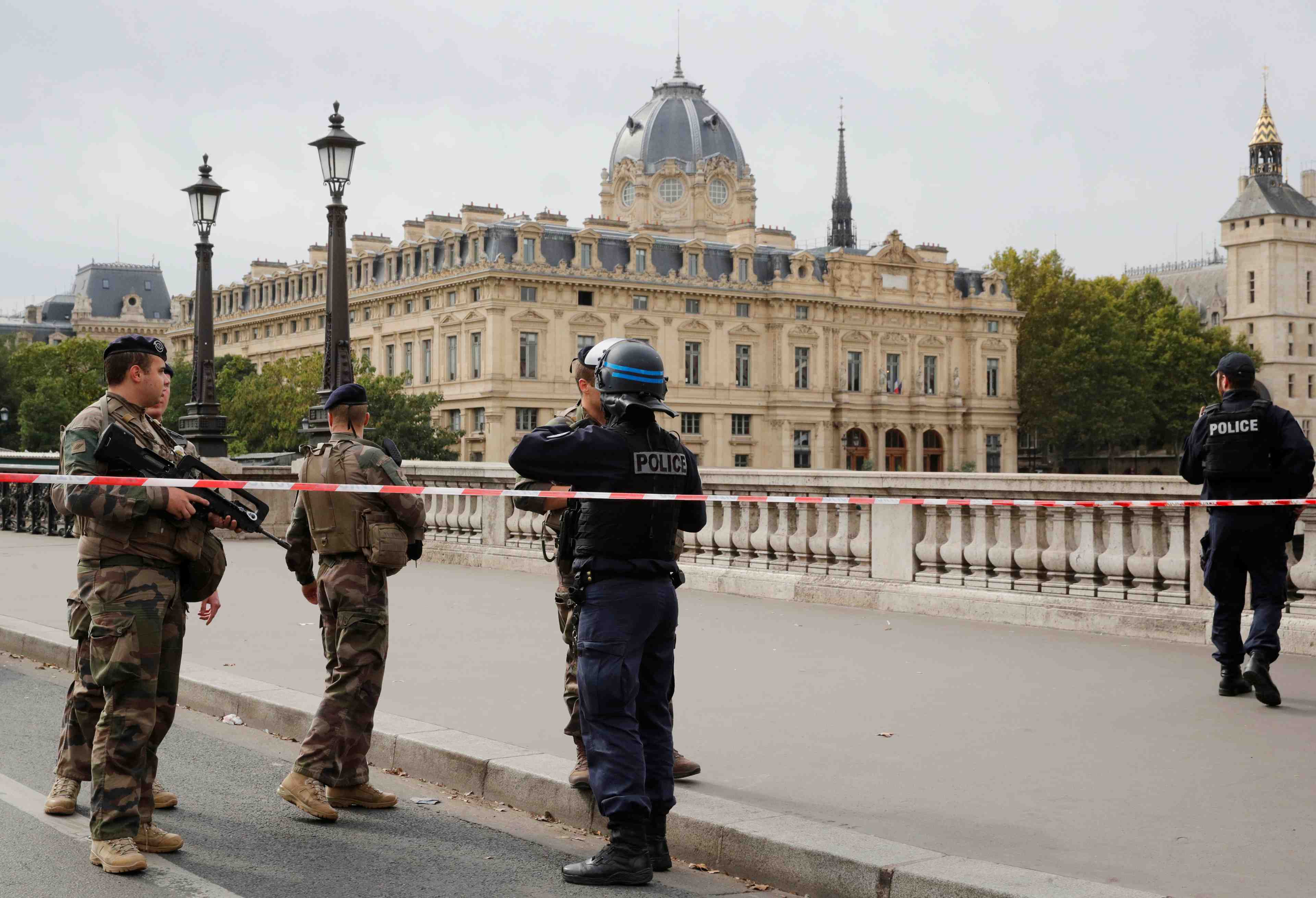 Attaque au couteau a la prefecture de paris, un mort et l'auteur tue