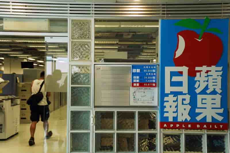 Hong kong: deux dirigeants d'apple daily accuses de collusion avec des forces etrangeres