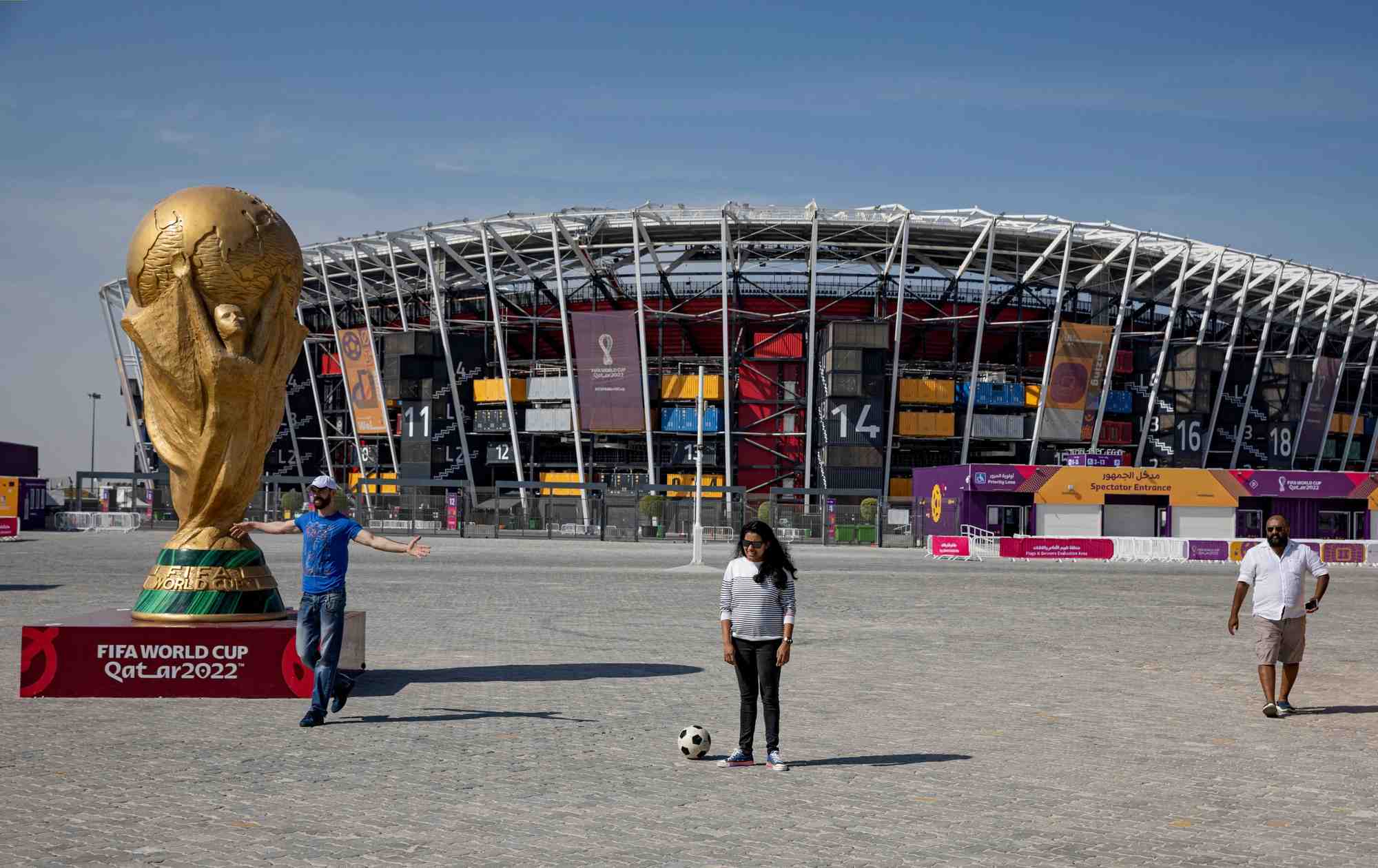 Des fans a l'exterieur du stade a doha, avant la coupe du monde fifa au qatar