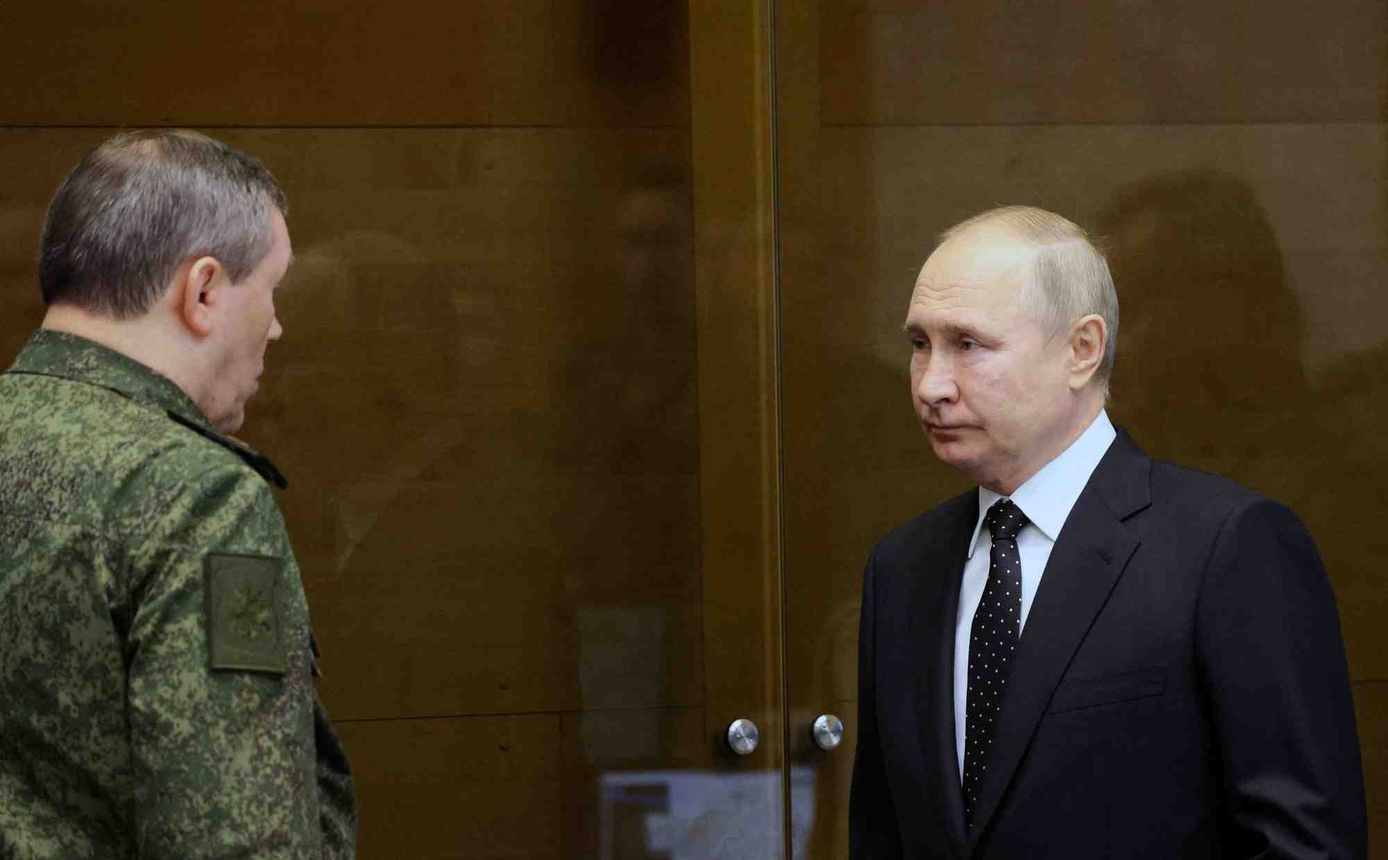 Valery gerasimov salue vladimir poutine lors d'une visite au quartier general conjoint des forces armees russes impliquees dans les operations militaires en ukraine