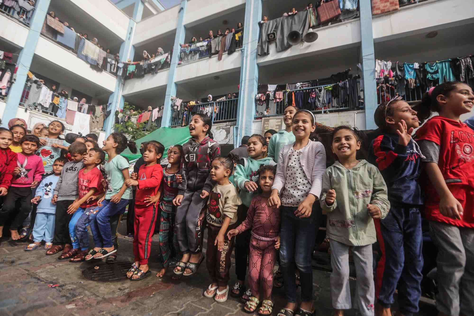 Des enfants palestiniens déplacés par les frappes israéliennes participent à des activités organisées par des travailleurs humanitaires dans une école gérée par les Nations Unies afin de réduire leur détresse psychologique.