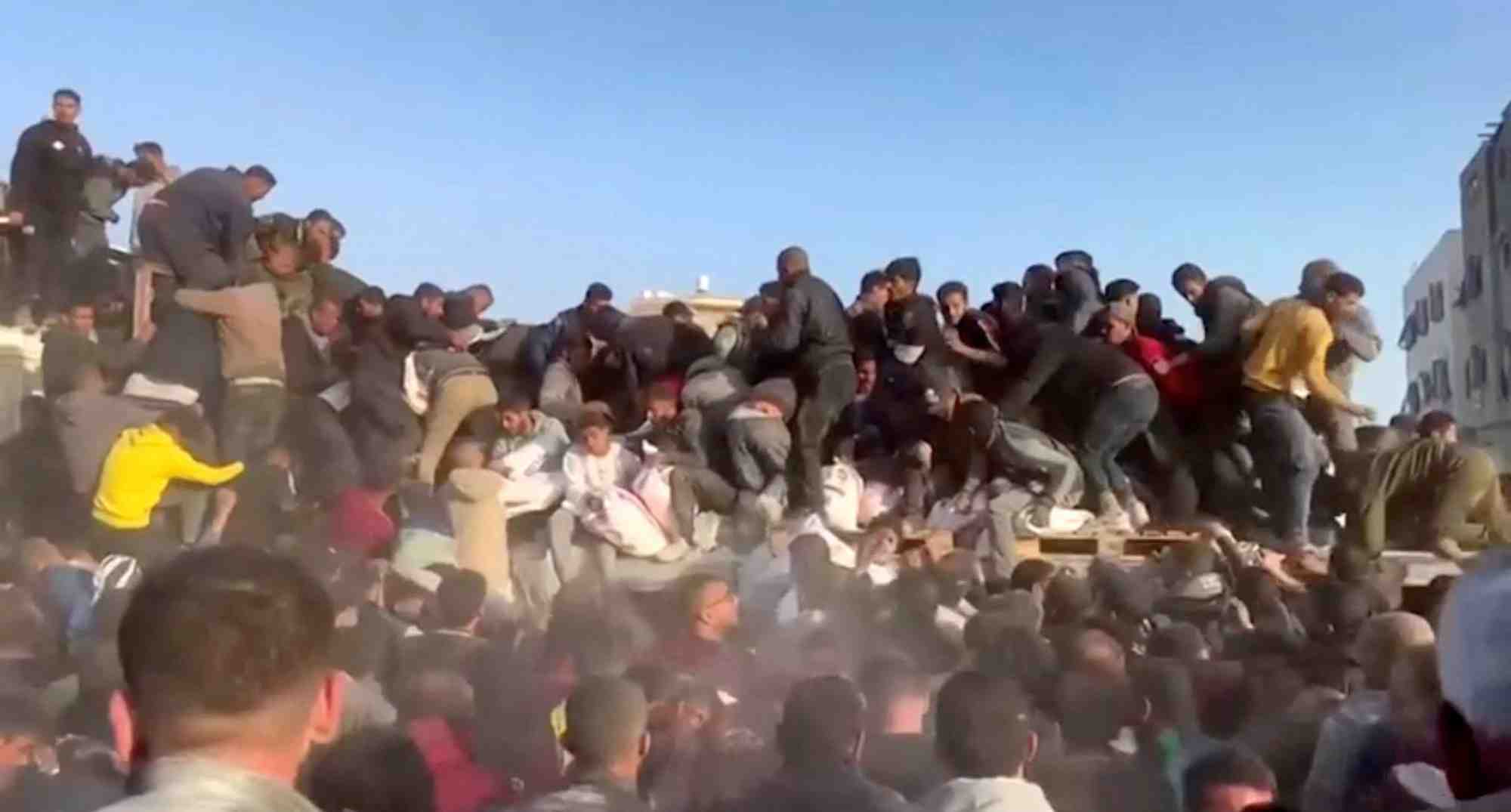 Des personnes se precipitent vers un camion transportant de l'aide humanitaire dans le quartier d'al zaytoun, dans la ville de gaza