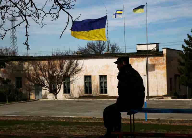 Des tirs signalés en Crimée, manoeuvres diplomatiques à Moscou