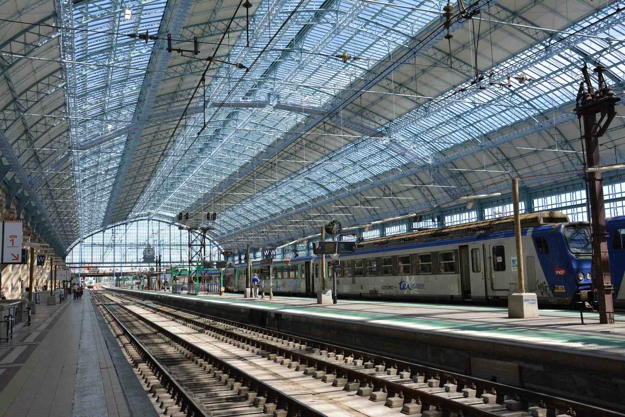 Le pôle d’échanges multimodal de Bordeaux Saint-Jean est un carrefour sur le corridor Atlantique qui intègre réseaux de transport urbain et interurbain, TER, Intercités et TGV.
