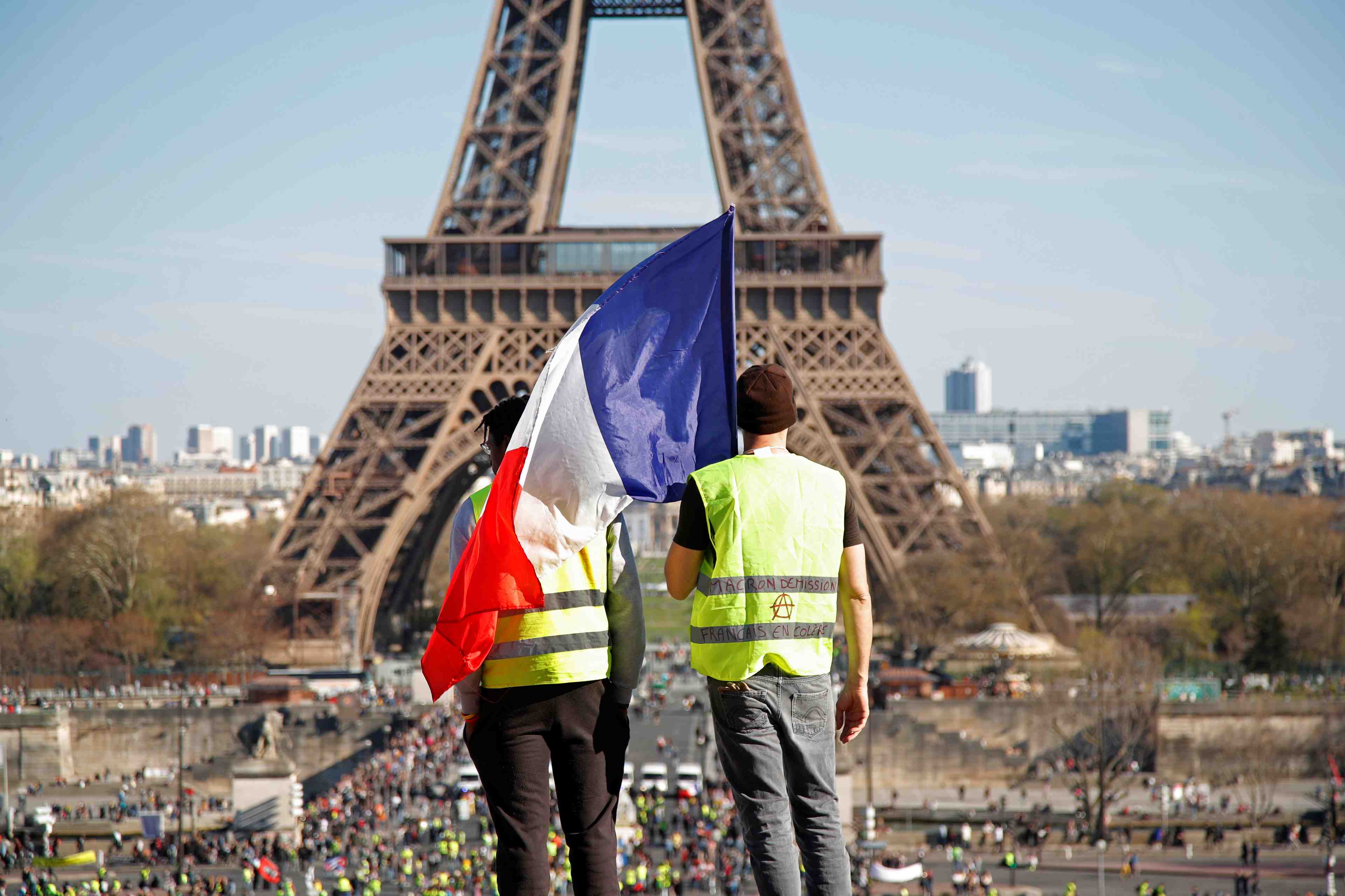 Des "gilets jaunes" appellent a poursuivre le mouvement