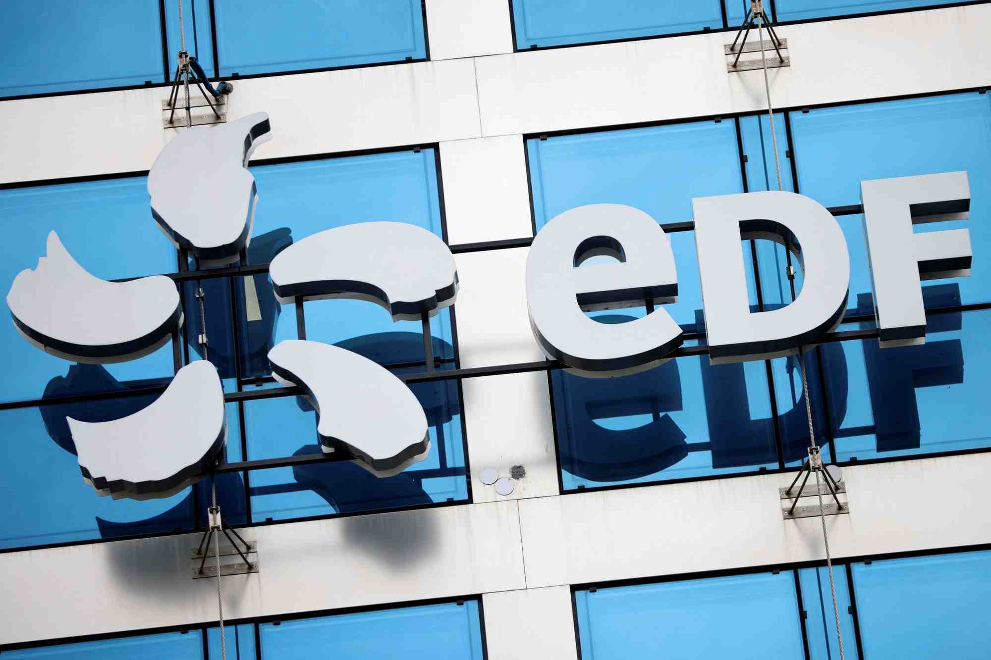 Le logo d'edf au siege de l'entreprise a paris, france