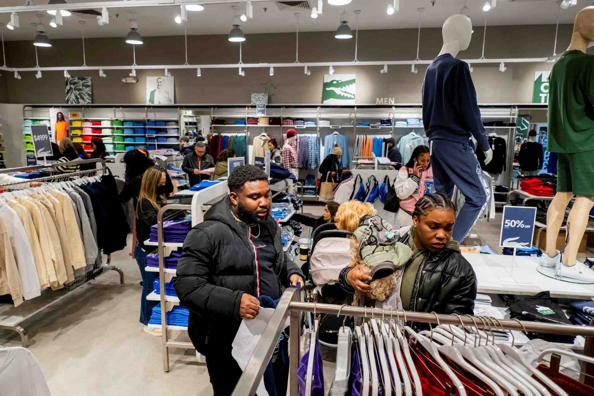 Des clients dans un centre commercial aux etats-unis