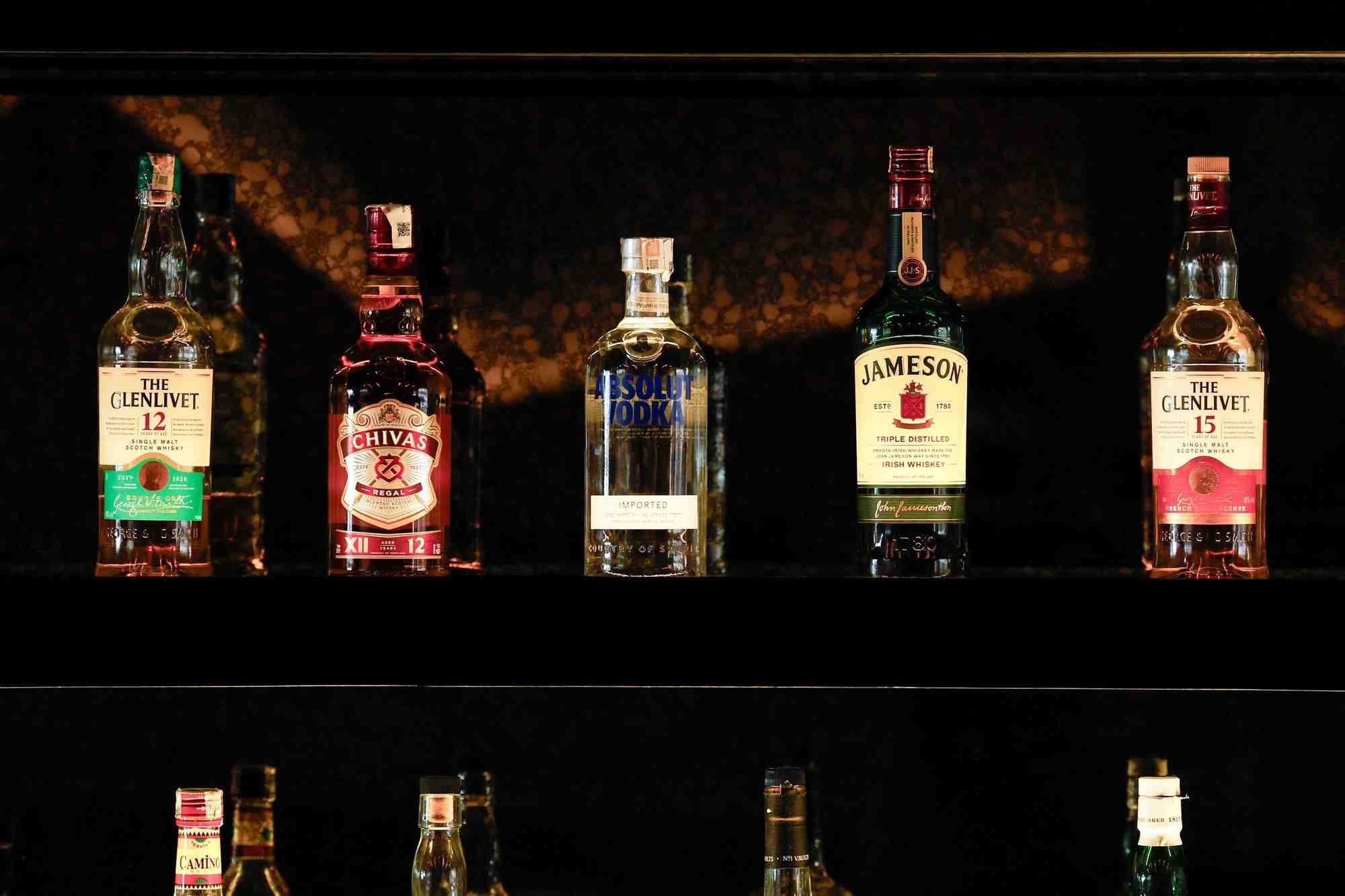 Des bouteilles des marques de pernod ricard dans un bar