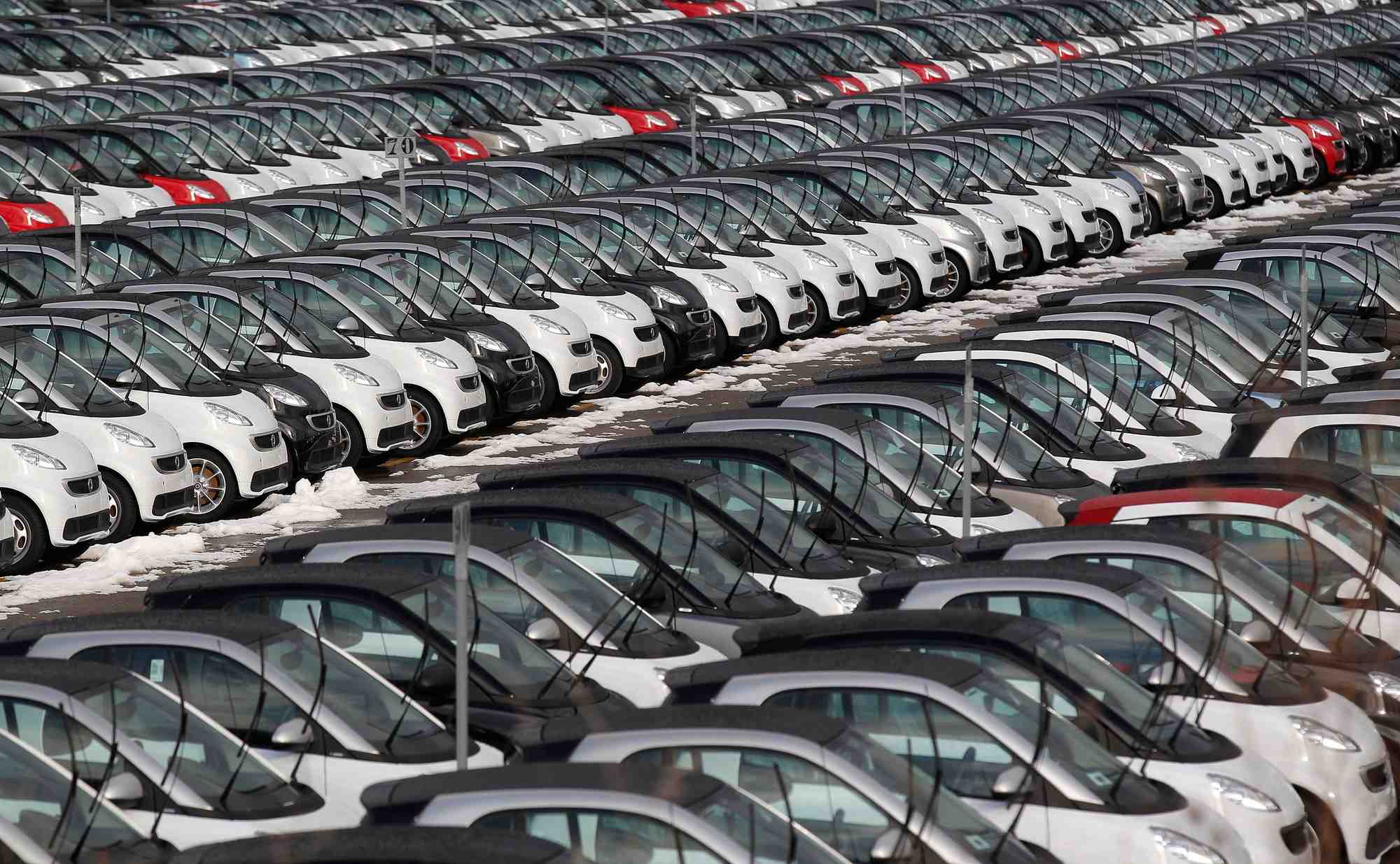 Des smart fortwo sur un parking de l'usine smart a hambach, dans l'est de la france