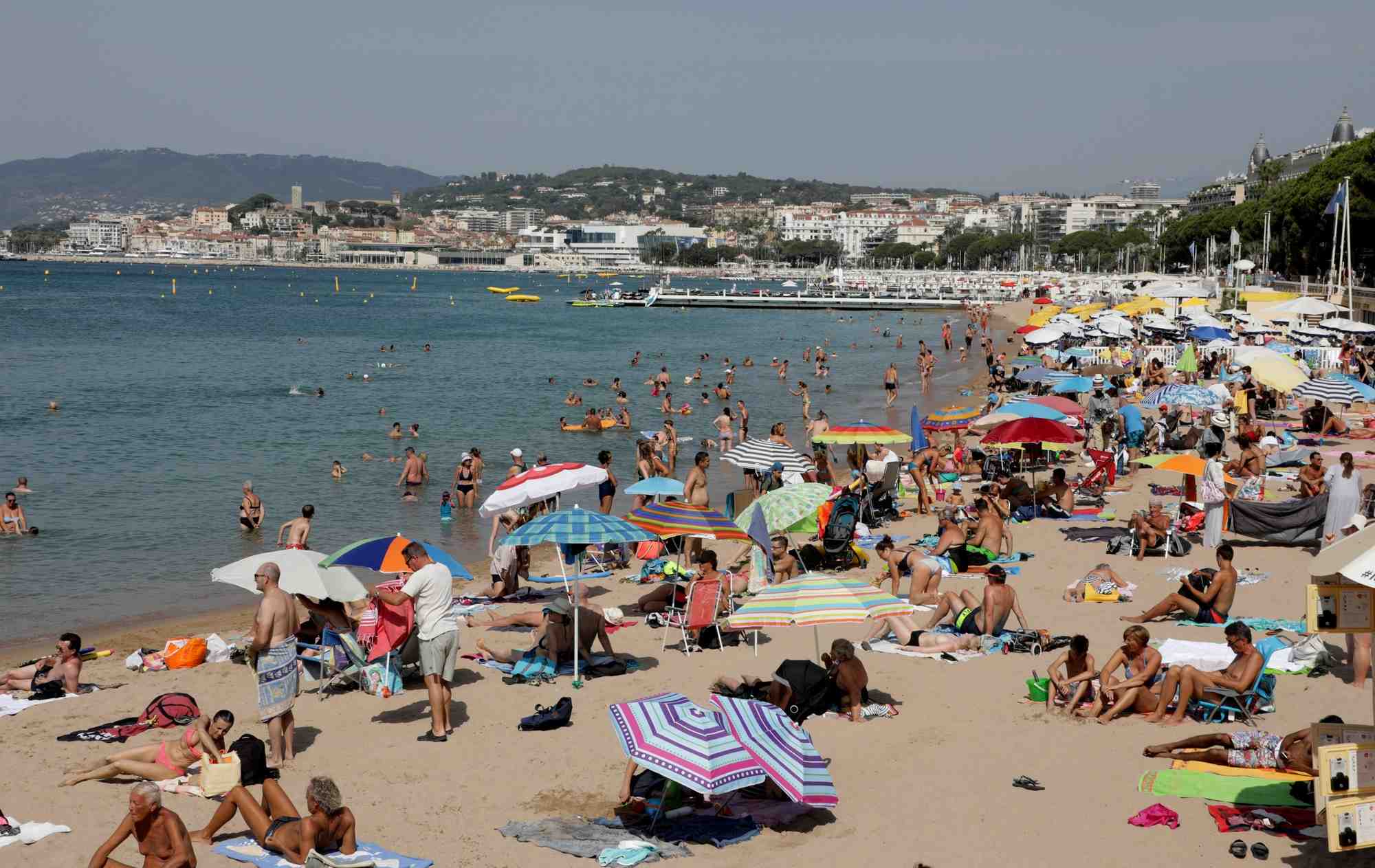 En 2024, la baie de Cannes a accueilli 175 escales et 460.000 croisiéristes, qui arrivent parfois sur des paquebots géants pouvant transporter plus de 5.000 passagers.