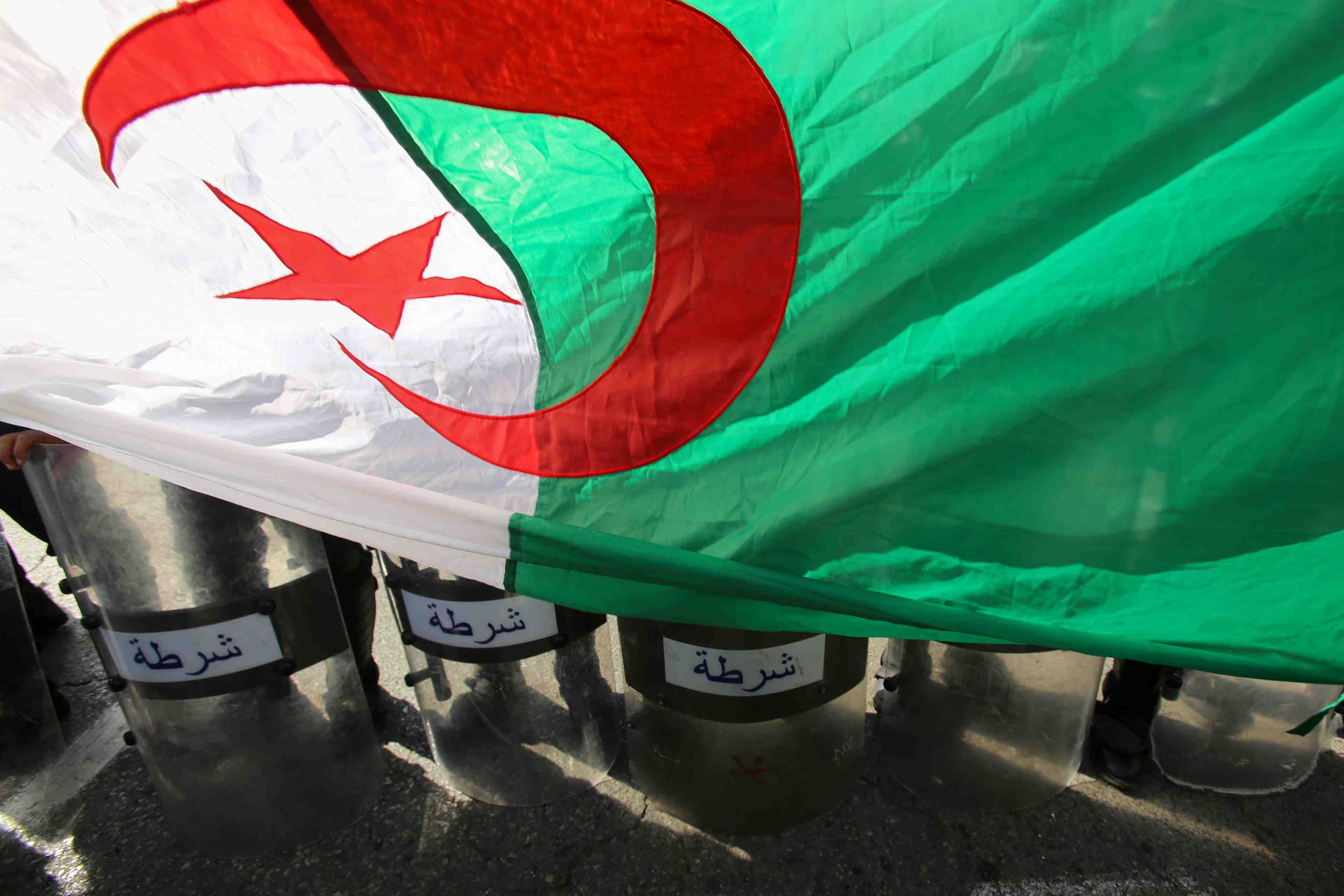 Forte presence policiere dans les rues d'alger pour empecher les manifestations