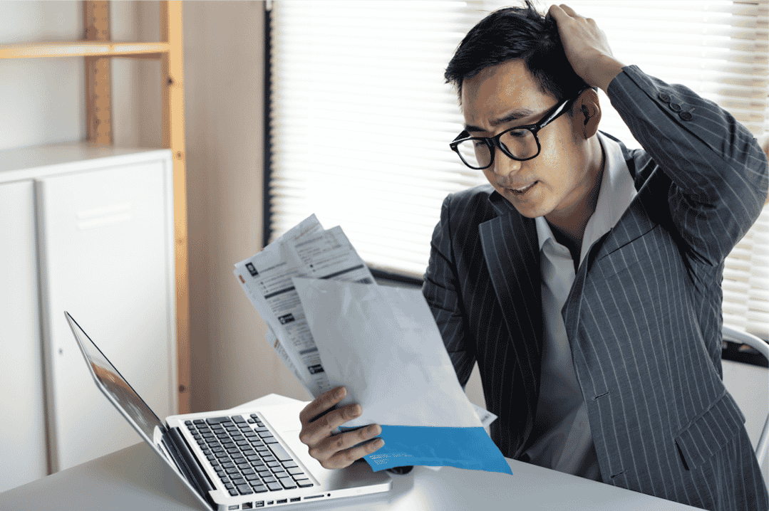 homme papiers perdu réflexion
