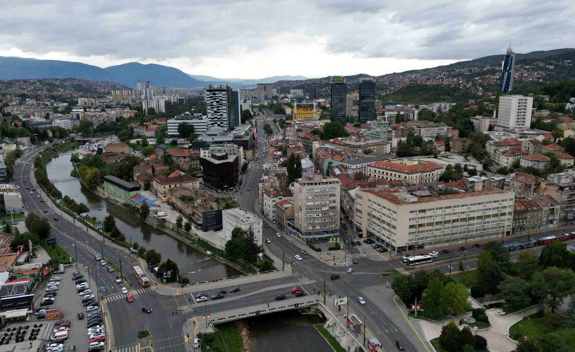 Une vue aerienne de sarajevo