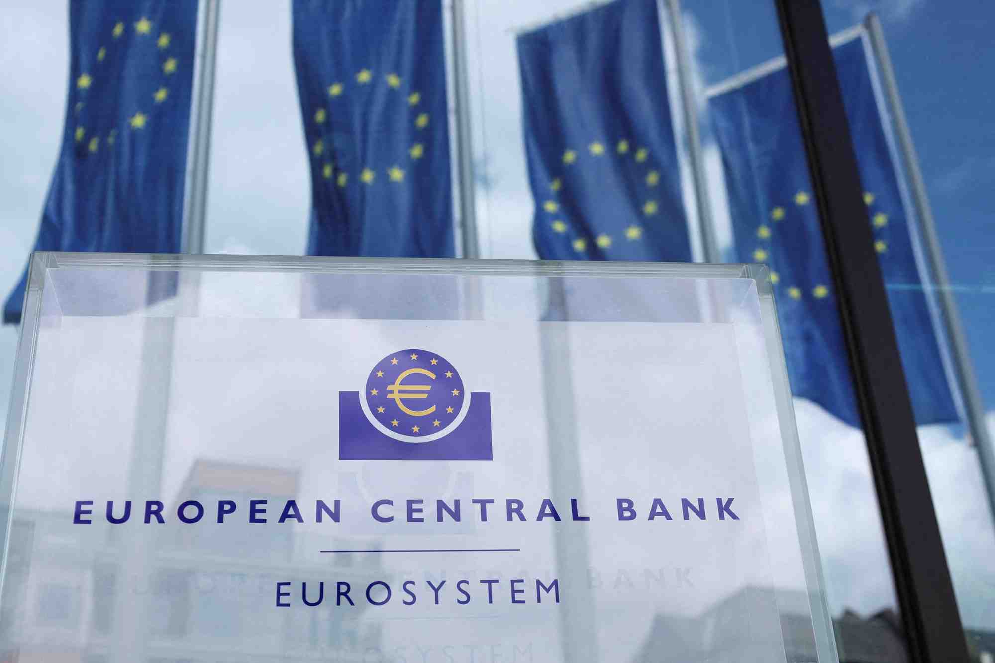 Des drapeaux europeens devant le batiment de la banque centrale europeenne a francfort