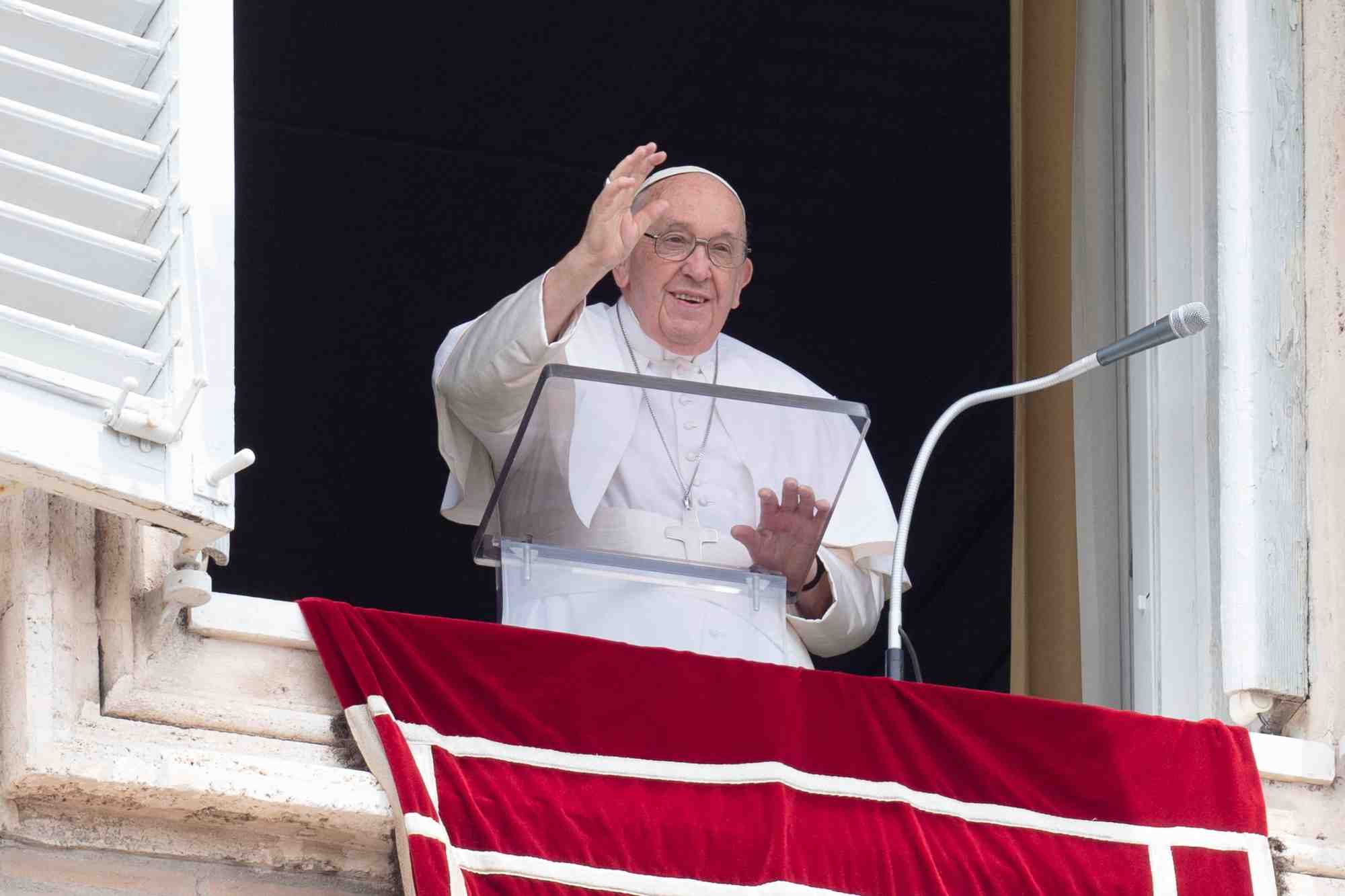 Le pape francois dirige la priere de l'angelus au vatican