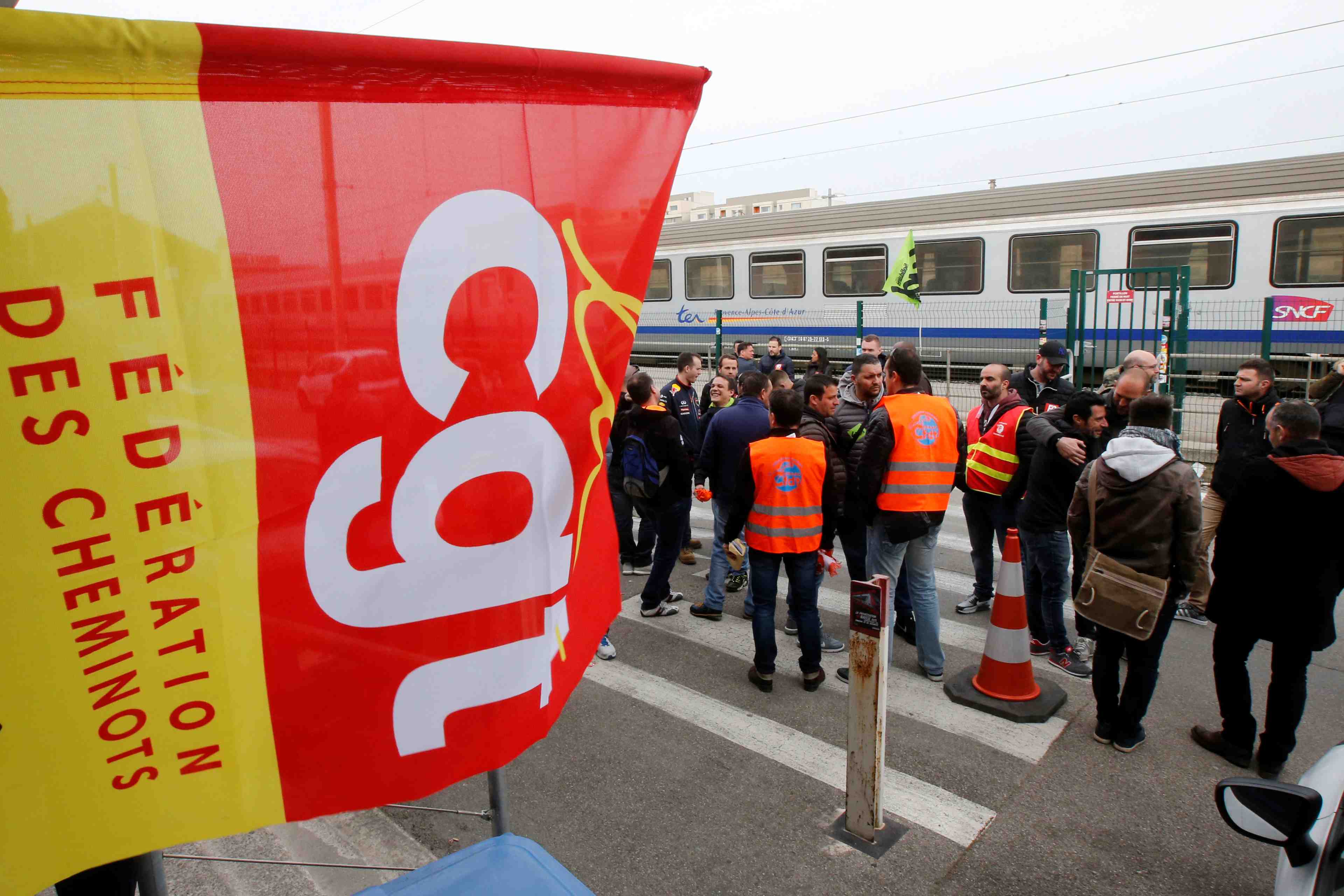 Sncf: la cgt prevoit une mobilisation encore superieure lundi