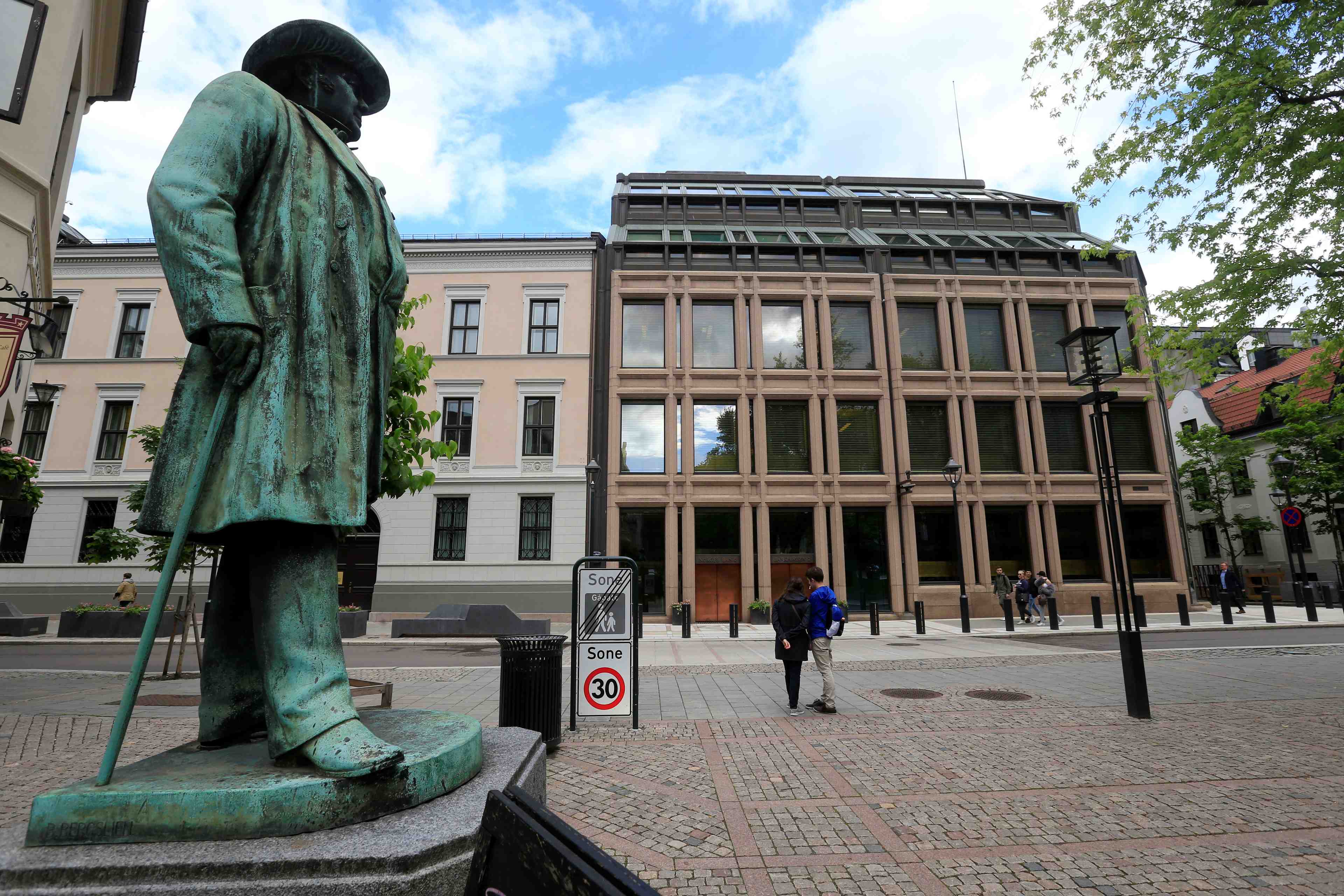 La norges bank maintient son taux, confirme des hausses a venir