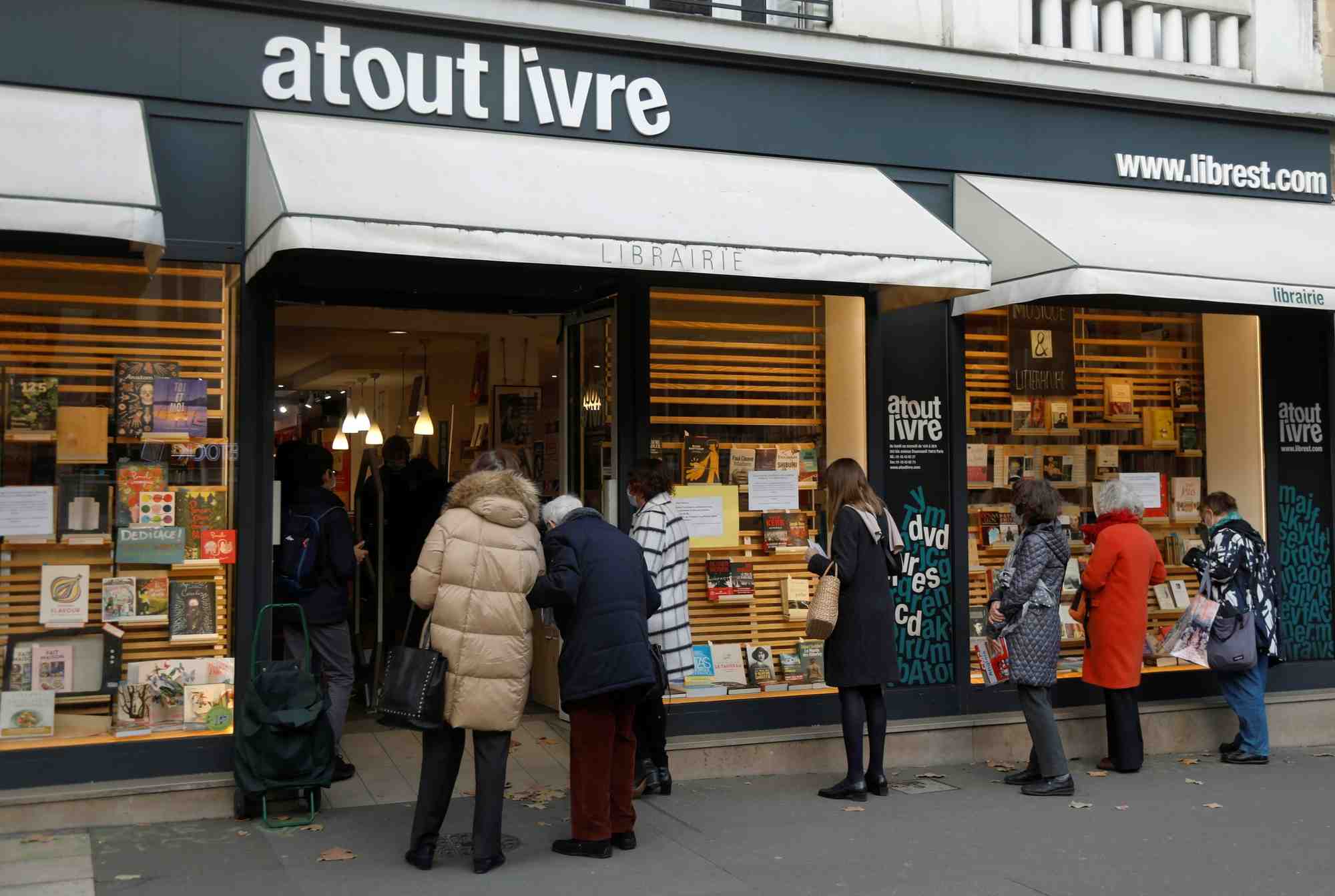 Macron annonce la reouverture des commerces samedi en france