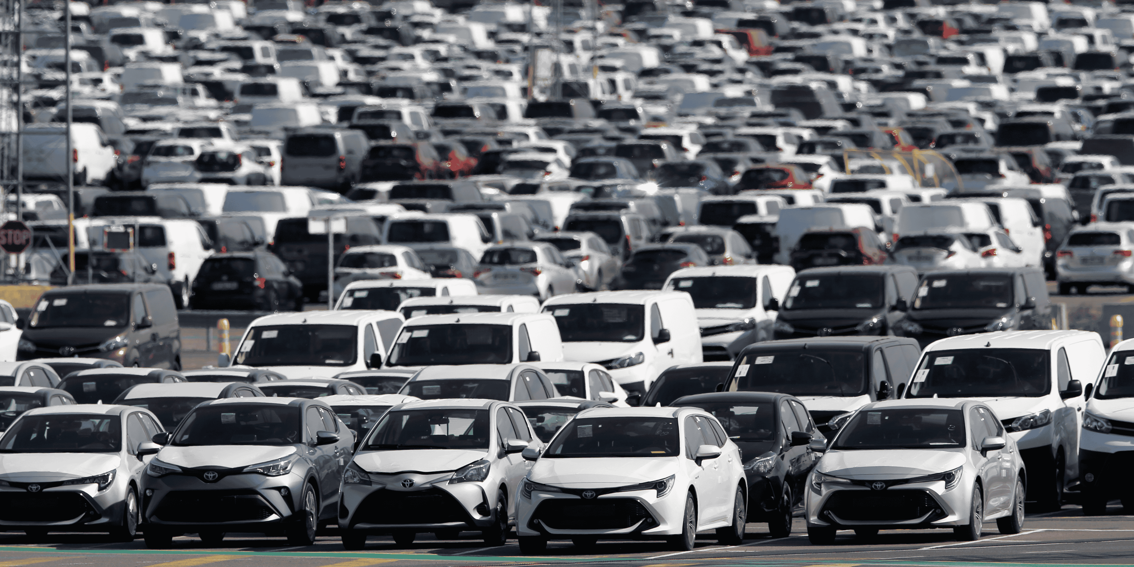 Voitures neuves garees a l'usine toyota motor manufacturing france a onnaing