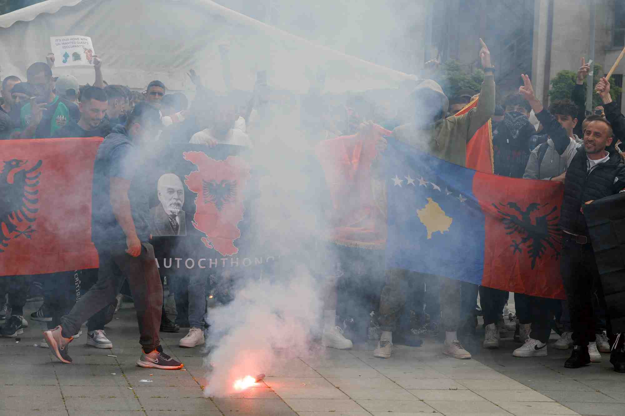 Des albanais manifestent pres du pont qui relie le sud et le nord de mitrovica