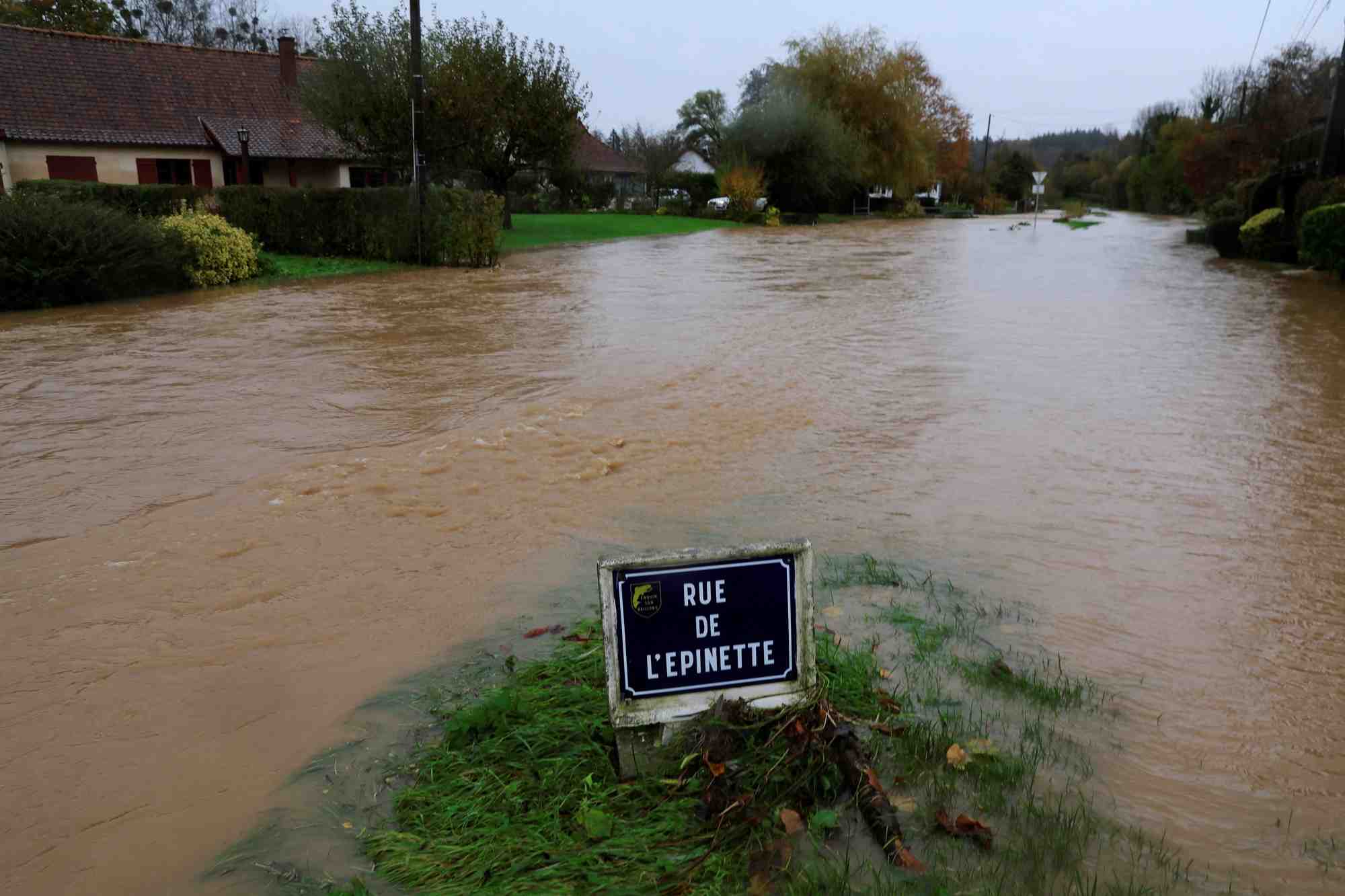 Une rue inondee d'enquin-sur-baillons dans le pas-de-calais