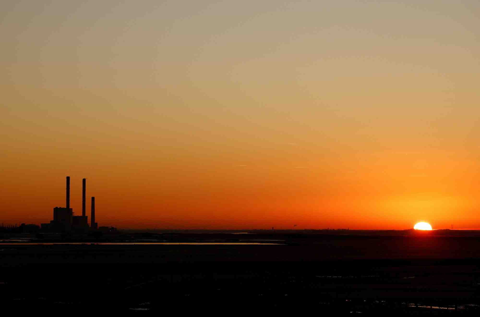 La centrale electrique a charbon d'electricite de france (edf) a cordemais