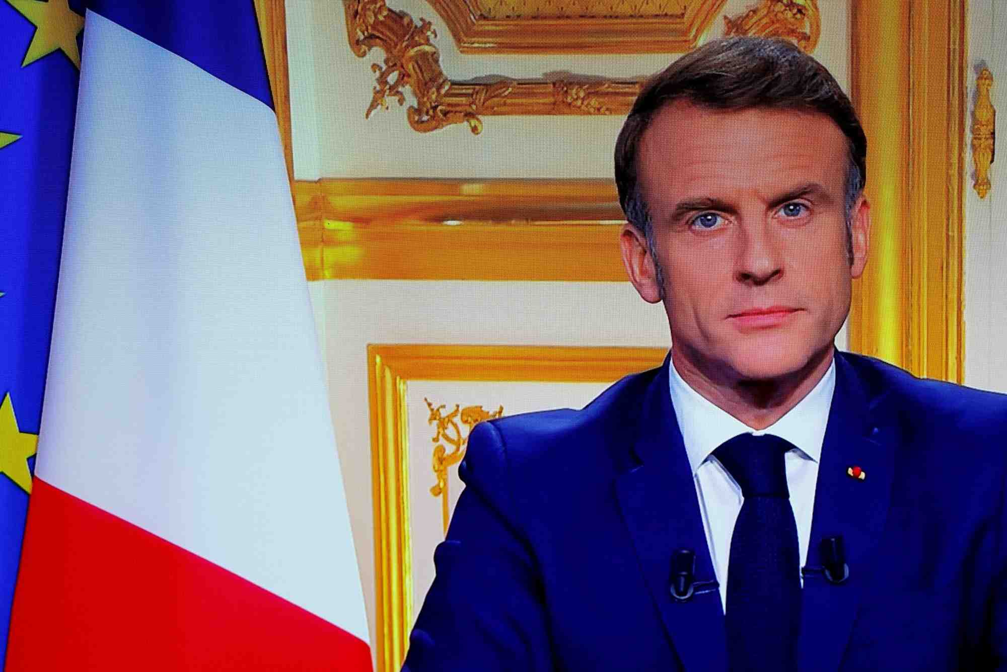 Macron exclut de demissionner, promet un premier ministre "dans les prochains jours"