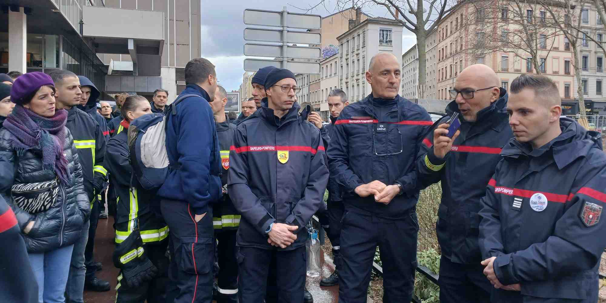 Les syndicats du SDMIS ont multiplié les actions ces derniers mois : blocage des voies de la gare Part-Dieu, interruption de plusieurs projections lors de la Fête des lumières, construction d'un "mur de la honte" devant les locaux de leur état major etc. Ici, devant la Métropole de Lyon, en janvier 2025.